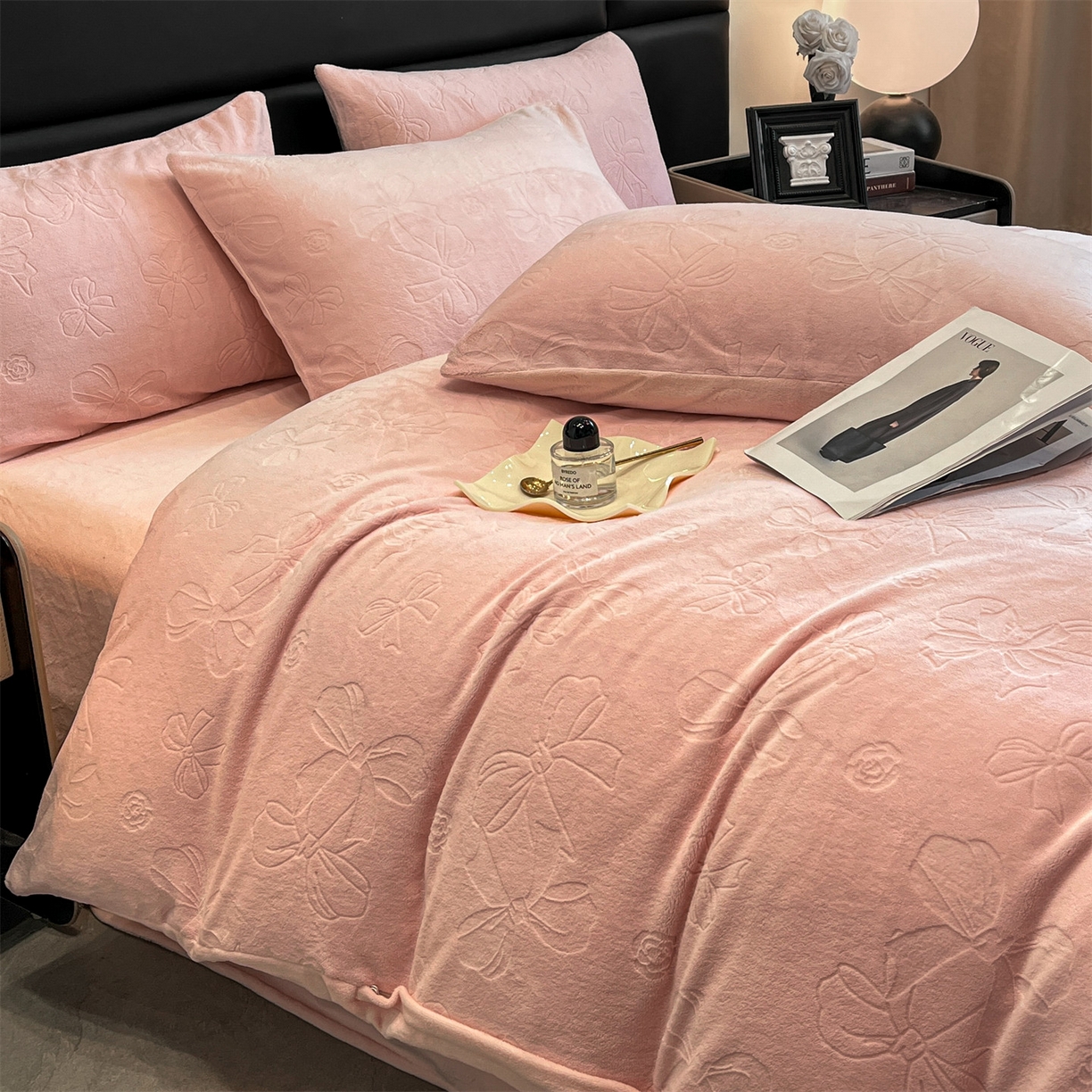 91家纺网 家纺一手货源 找家纺 星座家纺 2025新款牛奶绒雕花四件套 蝴蝶结-粉