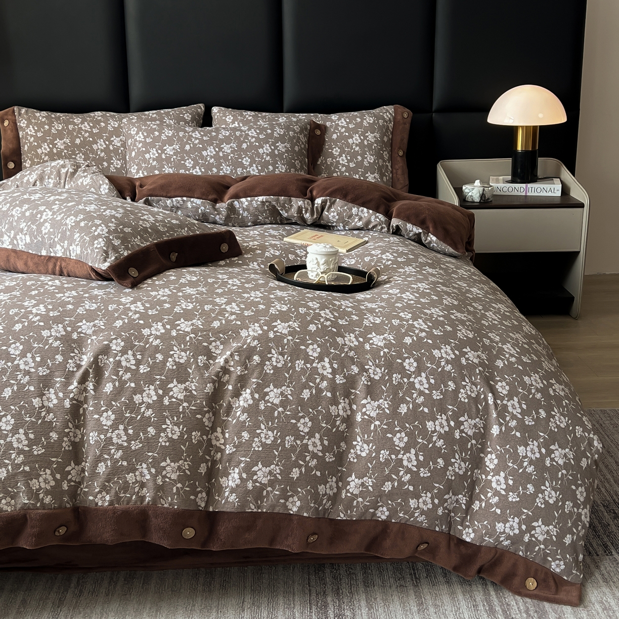 91家纺网 家纺一手货源 找家纺 吾秀家居 2025新款水洗原麻牛奶绒纽扣款四件套 花梦