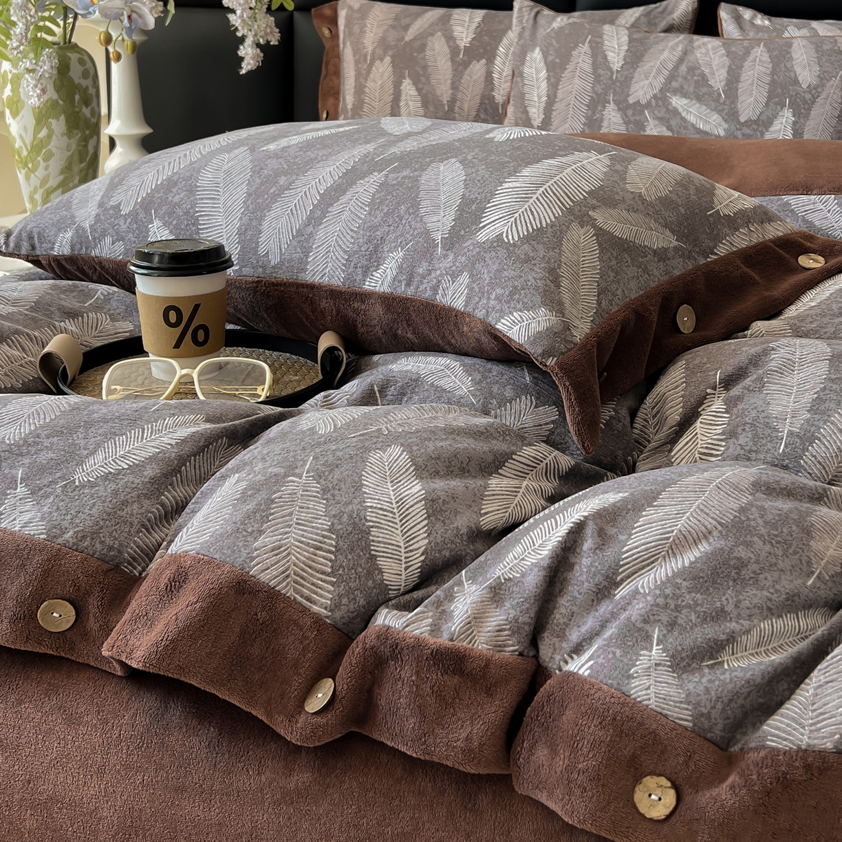 91家纺网 家纺一手货源 找家纺 吾秀家居 2025新款水洗原麻牛奶绒纽扣款四件套 羽叶