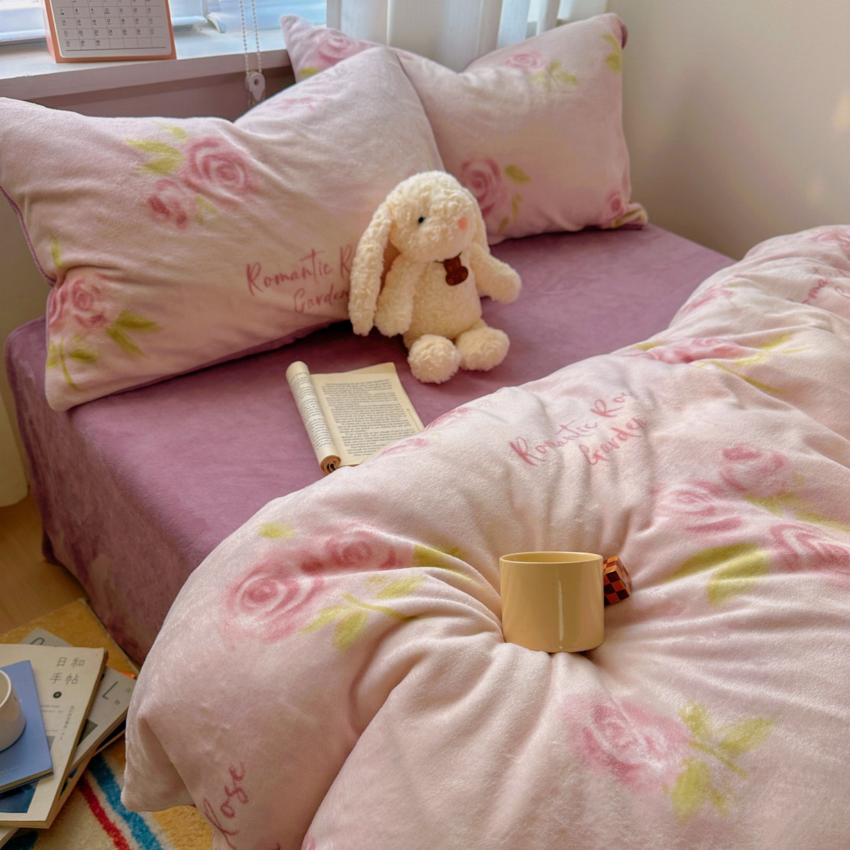 91家纺网 家纺一手货源 找家纺 小叮当家纺仓储工厂店 买家秀 爆款花型2025新款200克牛奶绒小清新卡通复古风四件套 千寻花语