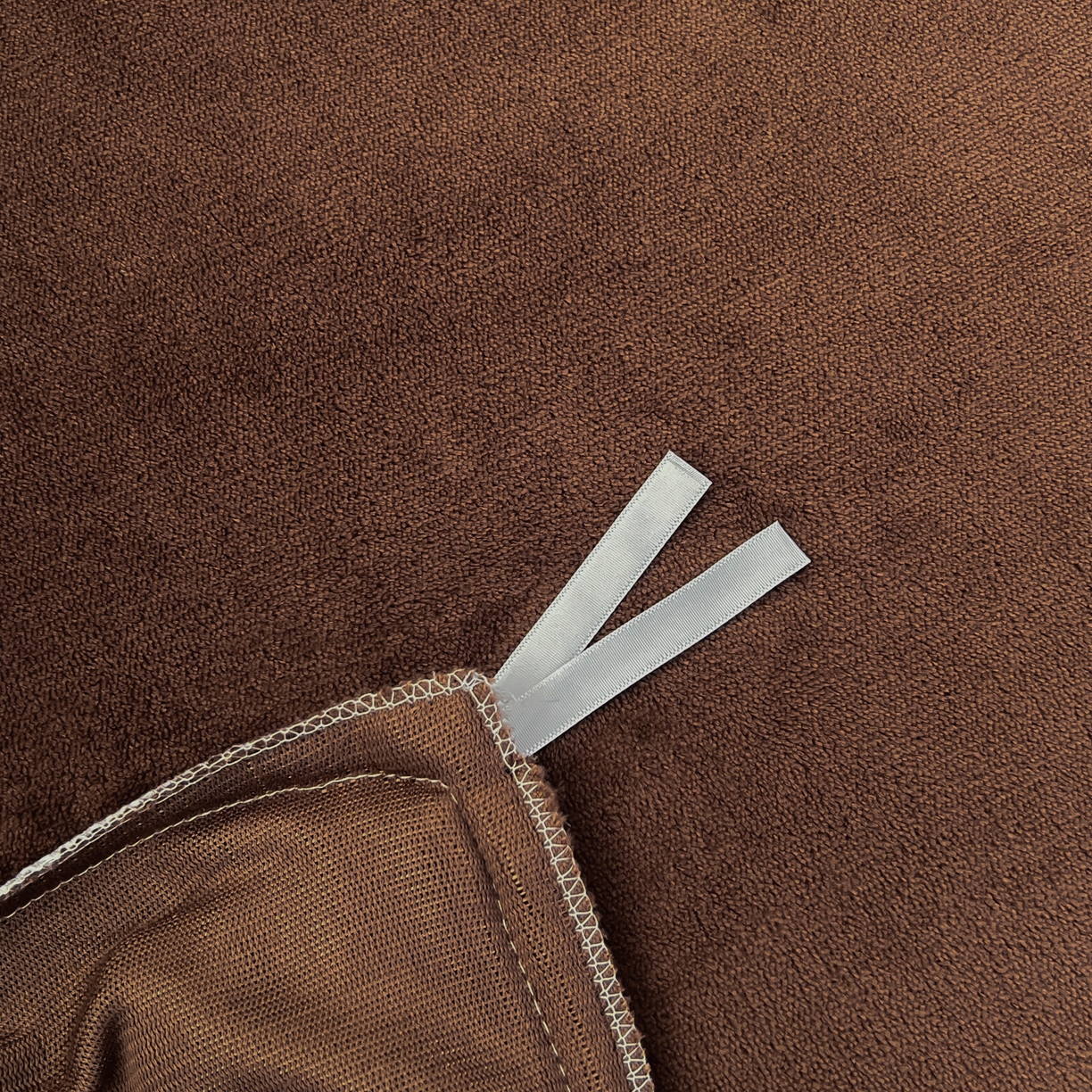 91家纺网 家纺一手货源 找家纺 吾秀家居 2025新款水洗原麻牛奶绒纽扣款四件套 羽叶