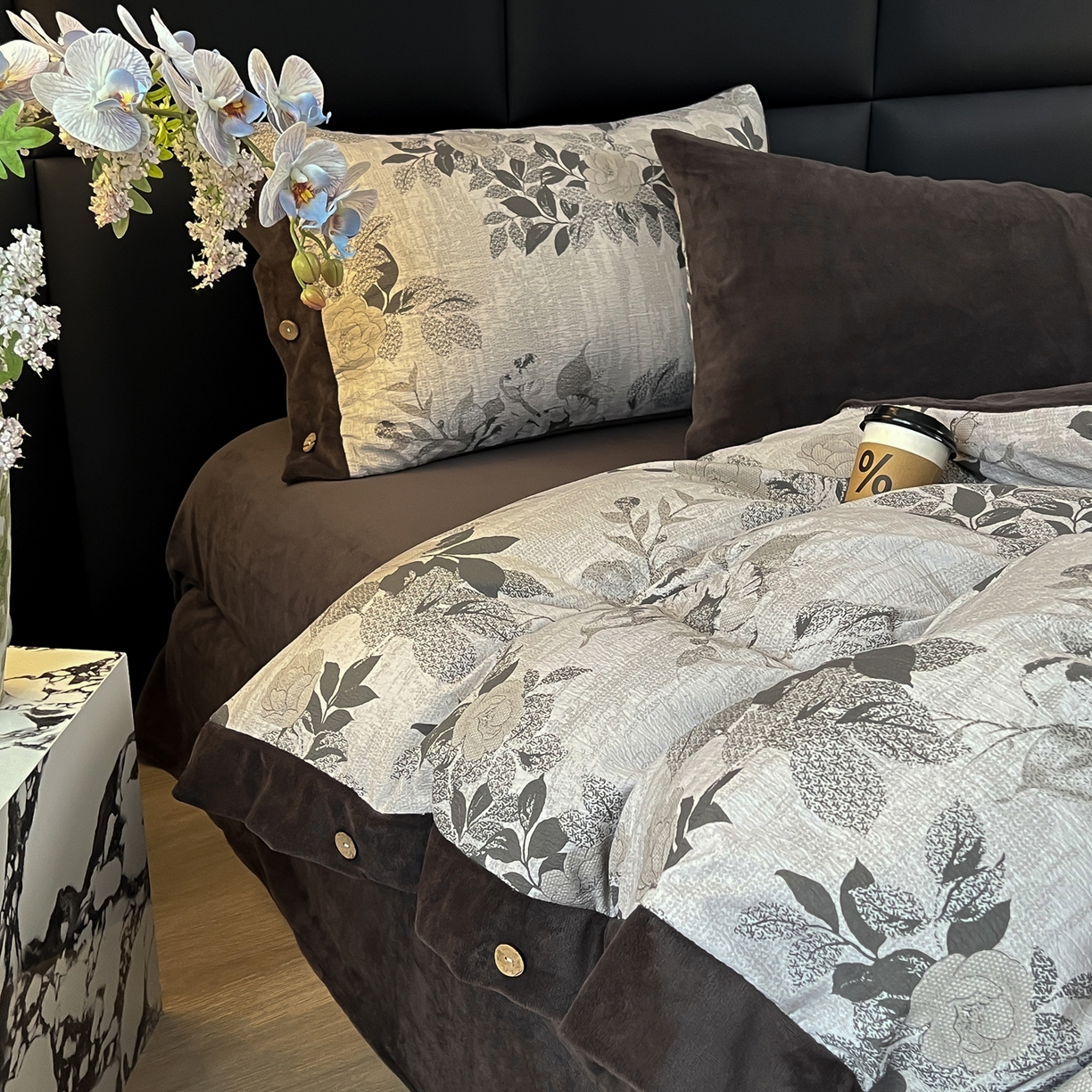 91家纺网 家纺一手货源 找家纺 吾秀家居 2025新款水洗原麻牛奶绒纽扣款四件套 晓梦