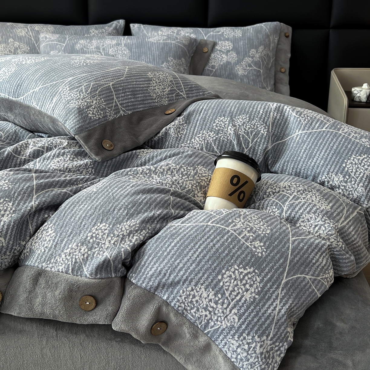 91家纺网 家纺一手货源 找家纺 吾秀家居 2025新款水洗原麻牛奶绒纽扣款四件套 暗香