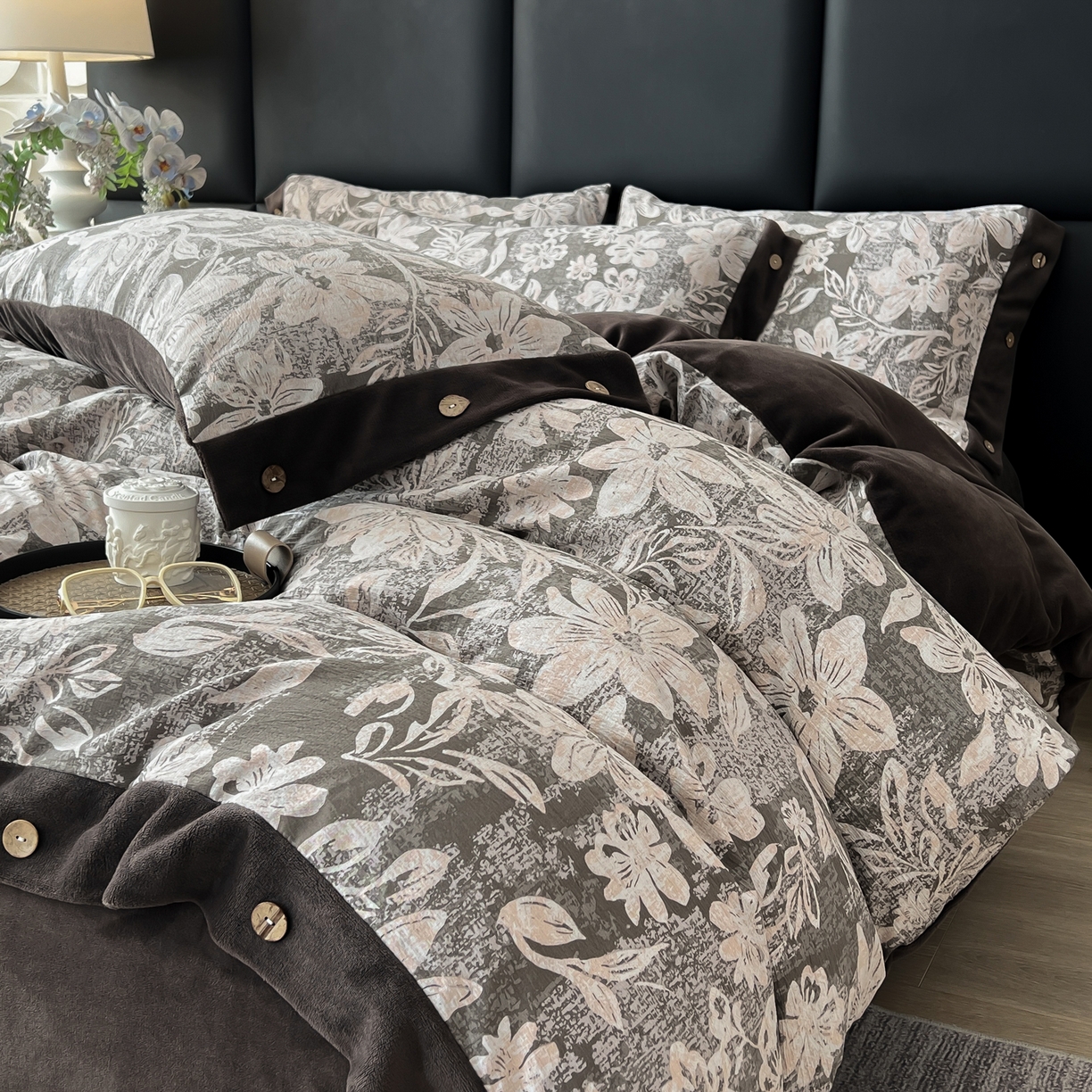 91家纺网 家纺一手货源 找家纺 吾秀家居 2025新款水洗原麻牛奶绒纽扣款四件套 叠影