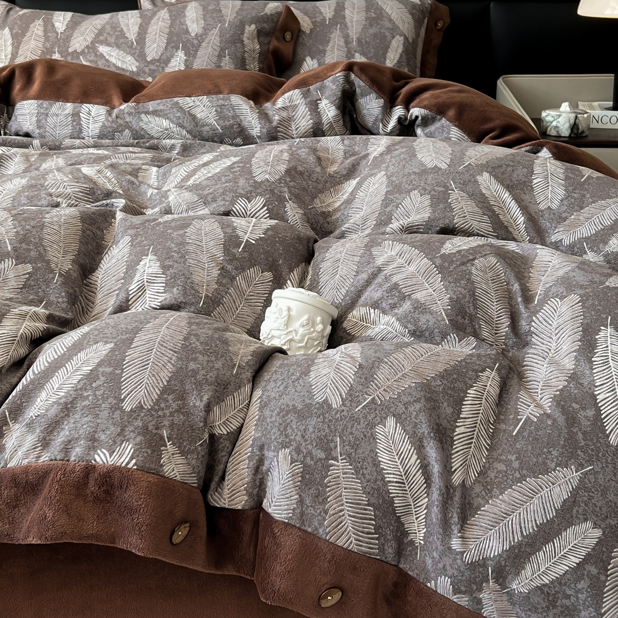 91家纺网 家纺一手货源 找家纺 吾秀家居 2025新款水洗原麻牛奶绒纽扣款四件套 羽叶