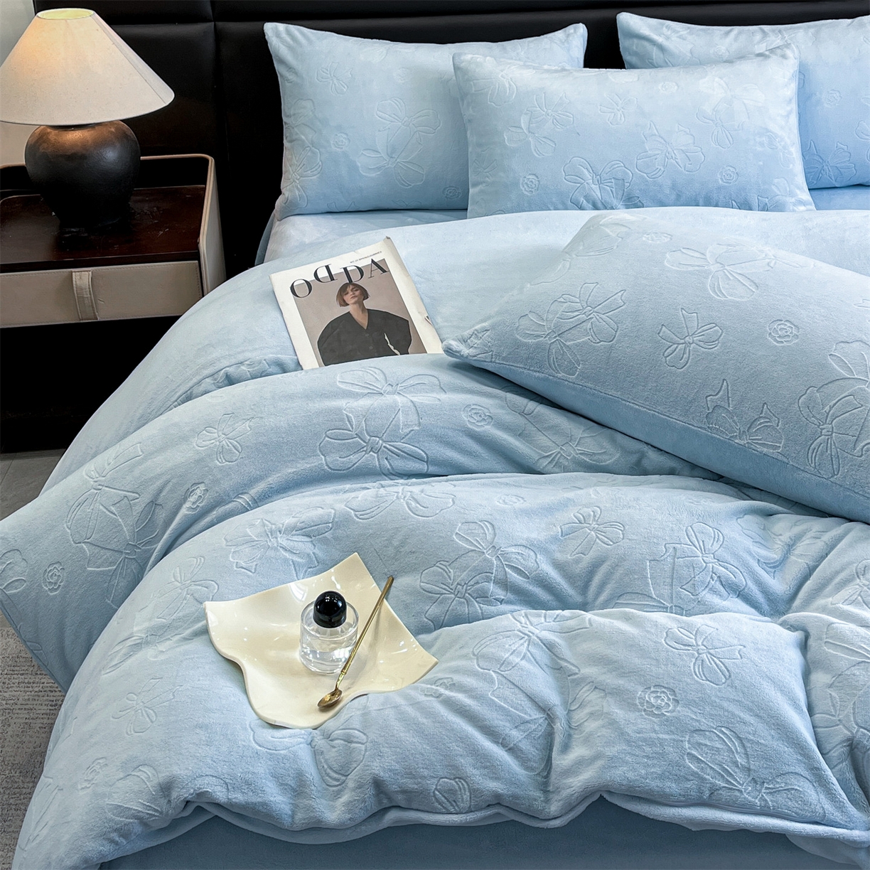 91家纺网 家纺一手货源 找家纺 星座家纺 2025新款牛奶绒雕花四件套 蝴蝶结-蓝