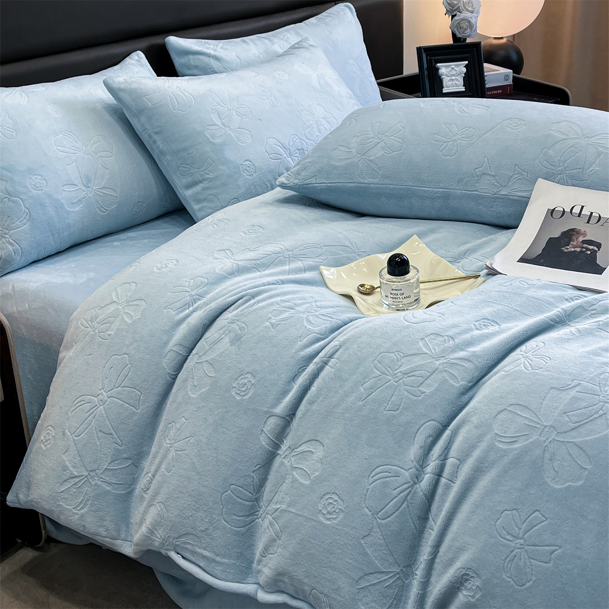 91家纺网 家纺一手货源 找家纺 星座家纺 2025新款牛奶绒雕花四件套 蝴蝶结-蓝