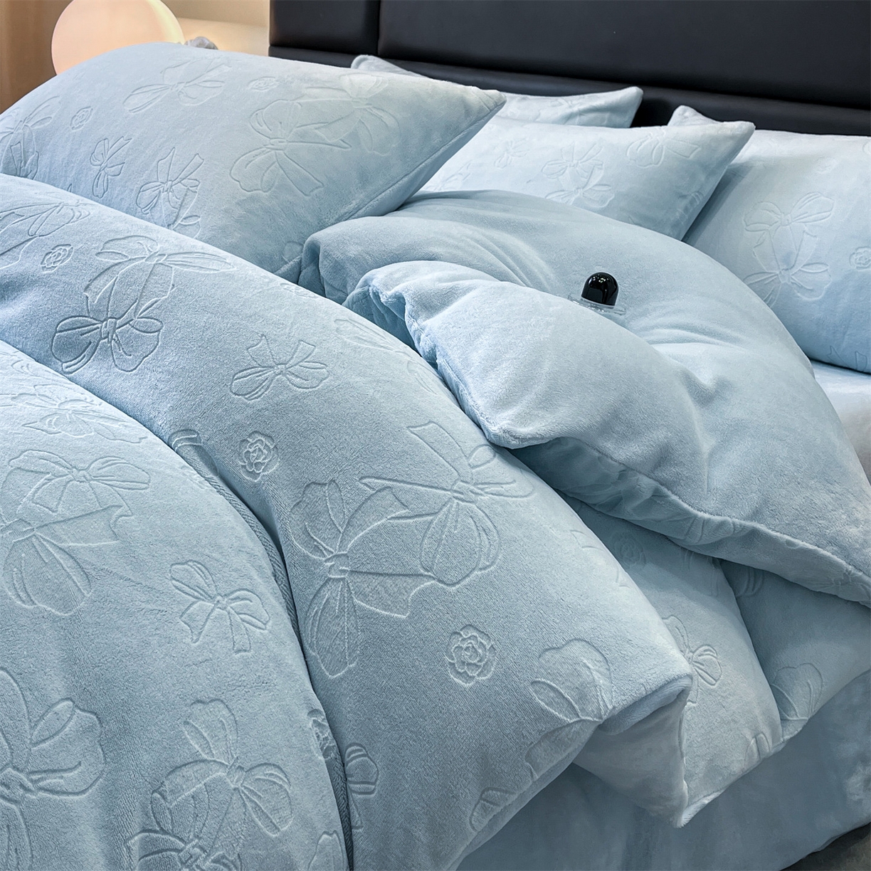 91家纺网 家纺一手货源 找家纺 星座家纺 2025新款牛奶绒雕花四件套 蝴蝶结-蓝