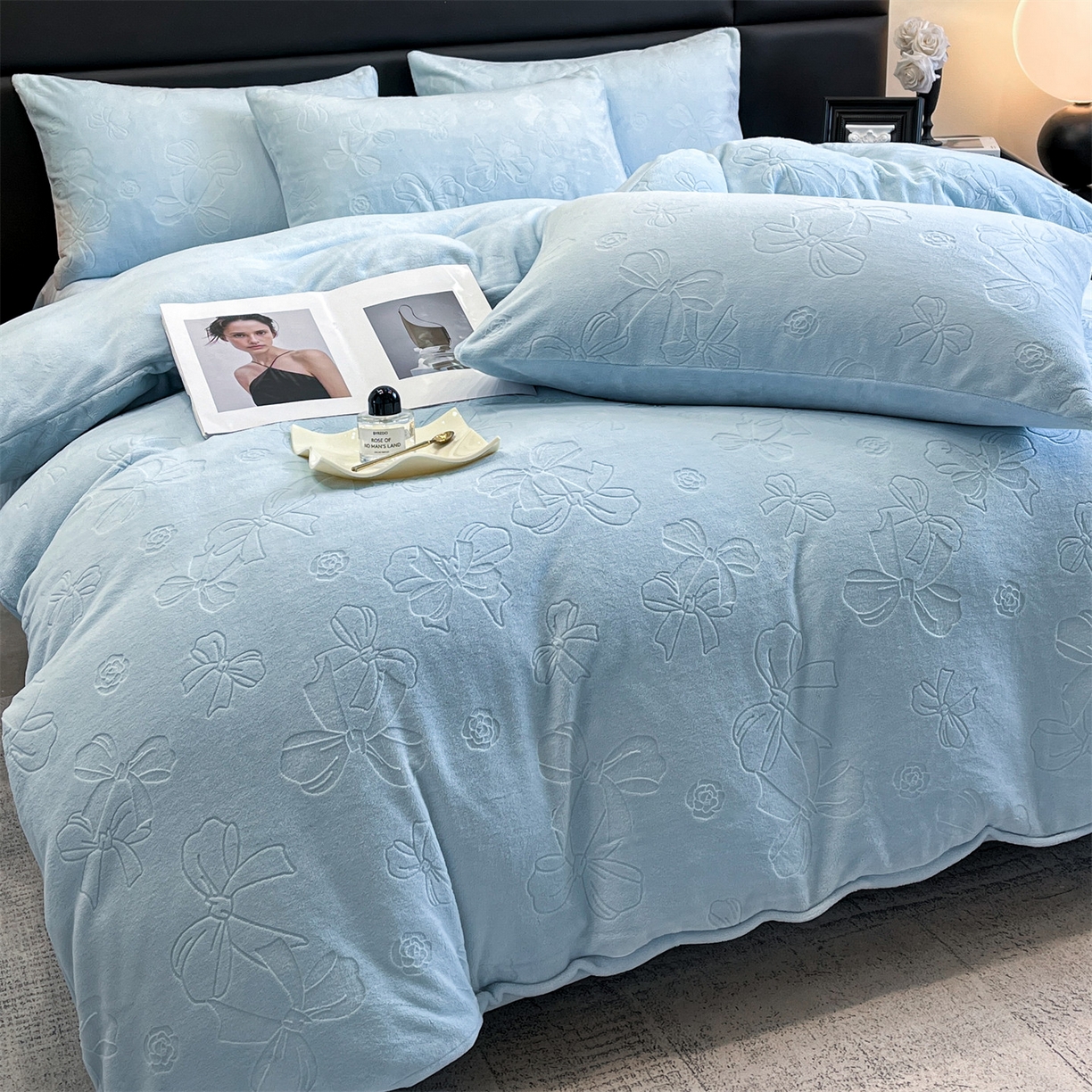 91家纺网 家纺一手货源 找家纺 星座家纺 2025新款牛奶绒雕花四件套 蝴蝶结-蓝