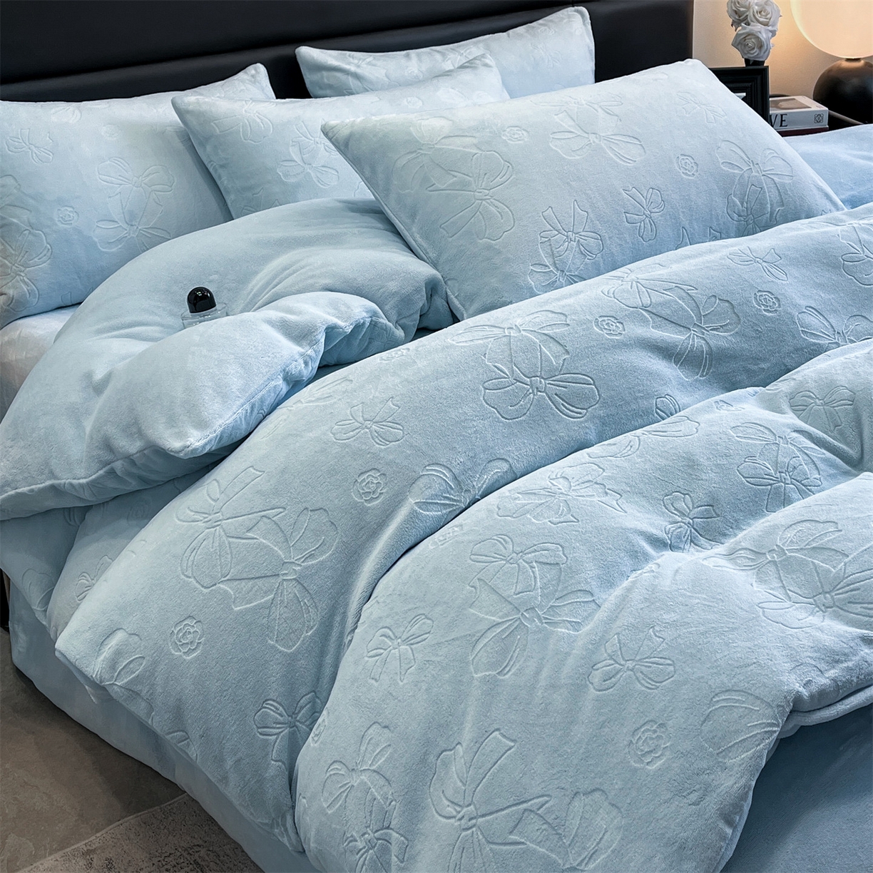 91家纺网 家纺一手货源 找家纺 星座家纺 2025新款牛奶绒雕花四件套 蝴蝶结-蓝