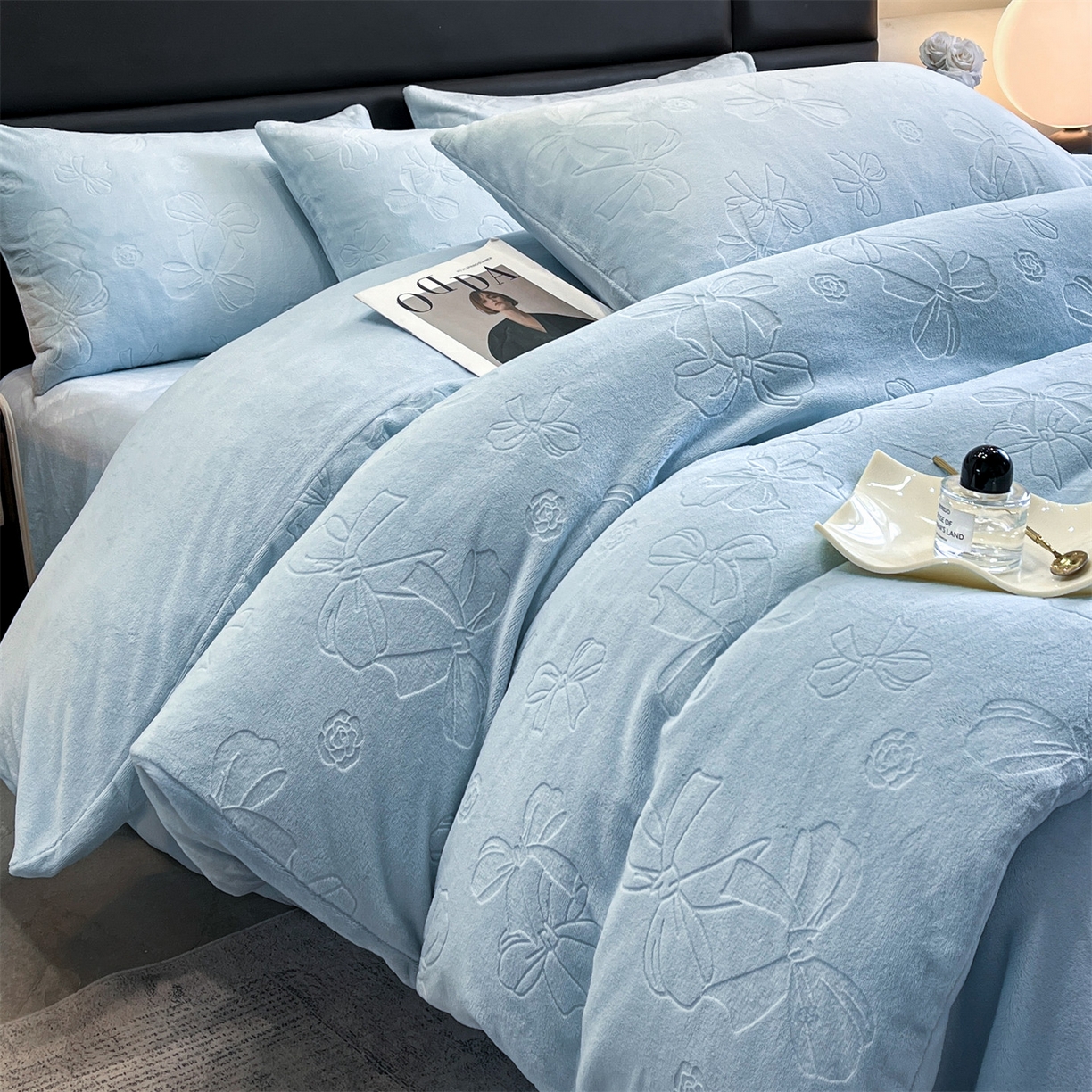 91家纺网 家纺一手货源 找家纺 星座家纺 2025新款牛奶绒雕花四件套 蝴蝶结-蓝