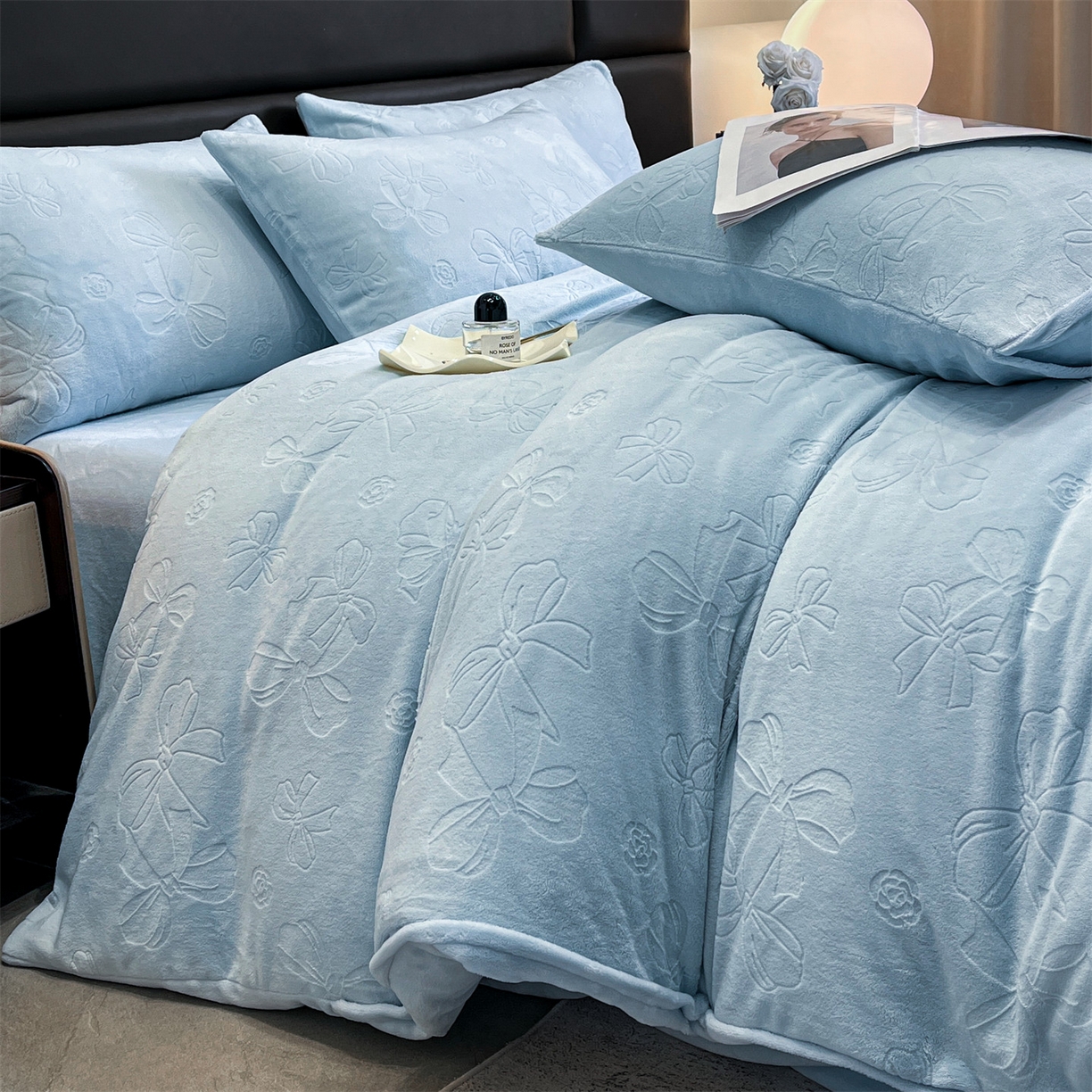 91家纺网 家纺一手货源 找家纺 星座家纺 2025新款牛奶绒雕花四件套 蝴蝶结-蓝