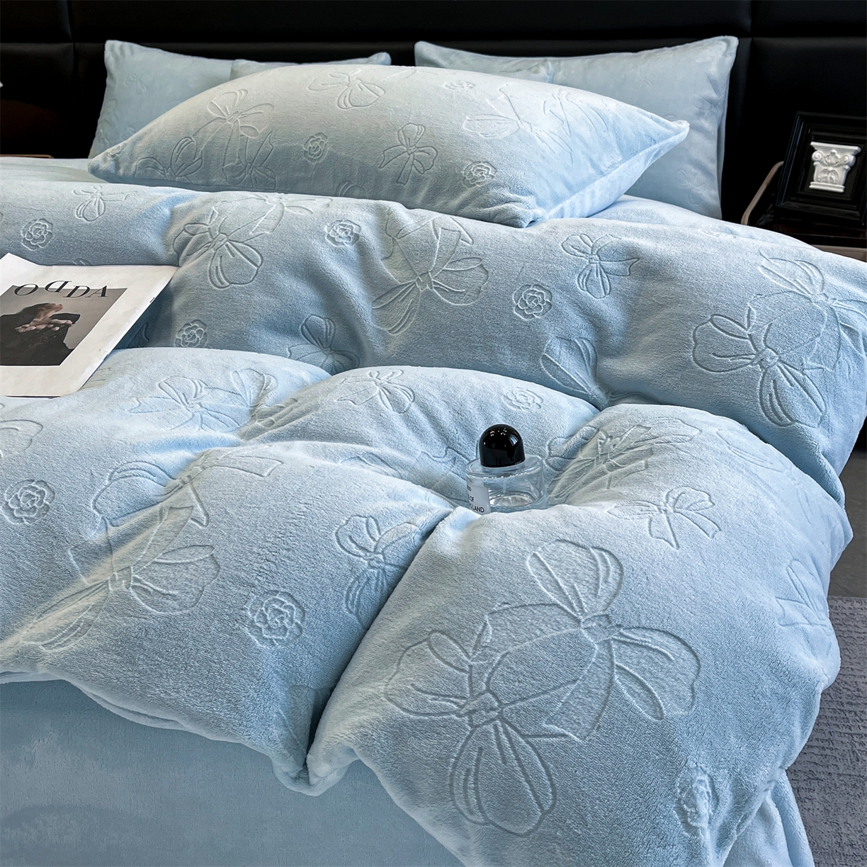 91家纺网 家纺一手货源 找家纺 星座家纺 2025新款牛奶绒雕花四件套 蝴蝶结-蓝