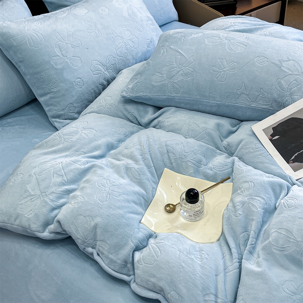 91家纺网 家纺一手货源 找家纺 星座家纺 2025新款牛奶绒雕花四件套 蝴蝶结-蓝