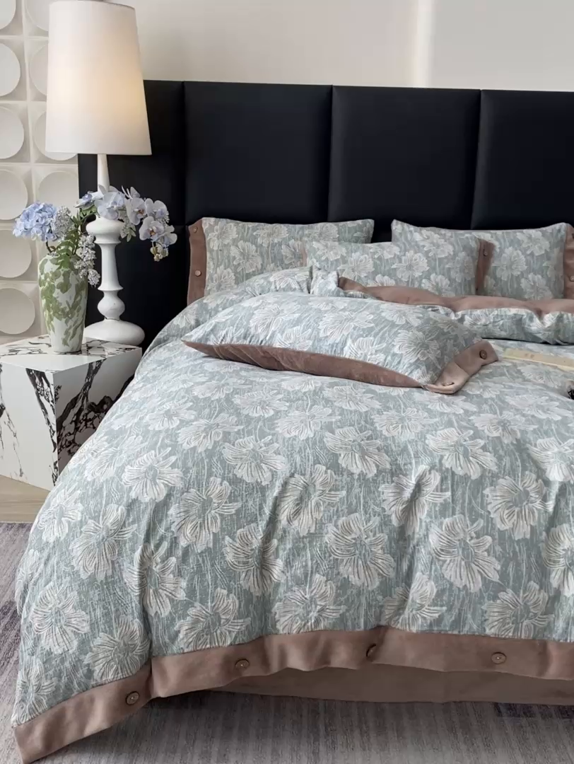 91家纺网 家纺一手货源 找家纺 吾秀家居 2025新款水洗原麻牛奶绒纽扣款四件套 绍华