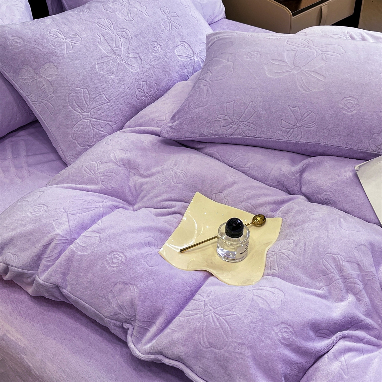 91家纺网 家纺一手货源 找家纺 星座家纺 2025新款牛奶绒雕花四件套 蝴蝶结-紫