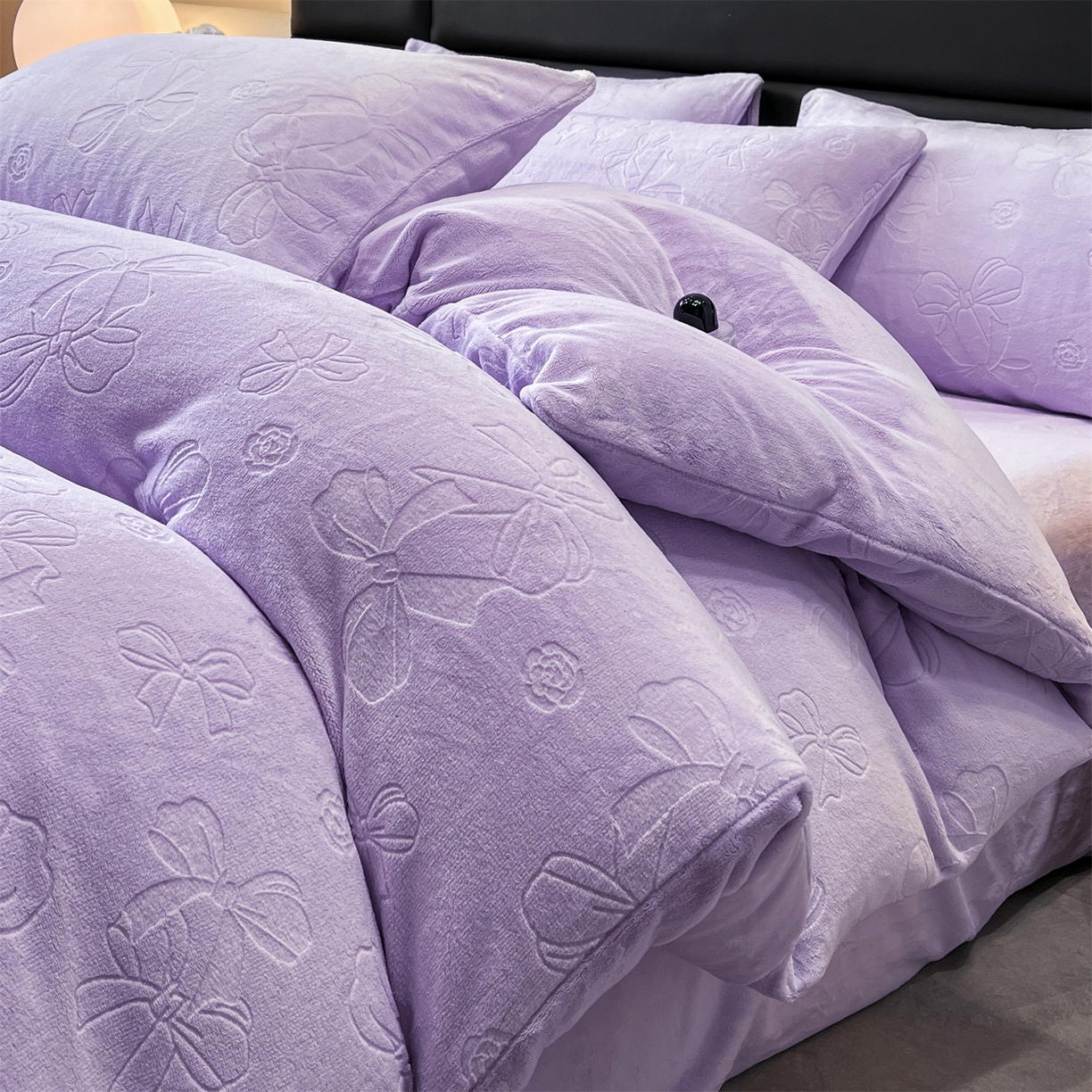 91家纺网 家纺一手货源 找家纺 星座家纺 2025新款牛奶绒雕花四件套 蝴蝶结-紫