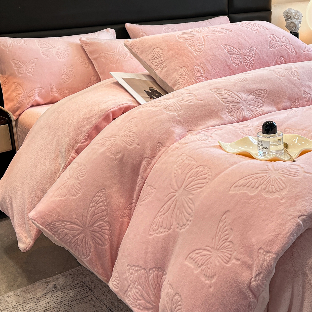 91家纺网 家纺一手货源 找家纺 星座家纺 2025新款牛奶绒雕花四件套 蝴蝶翩翩-粉