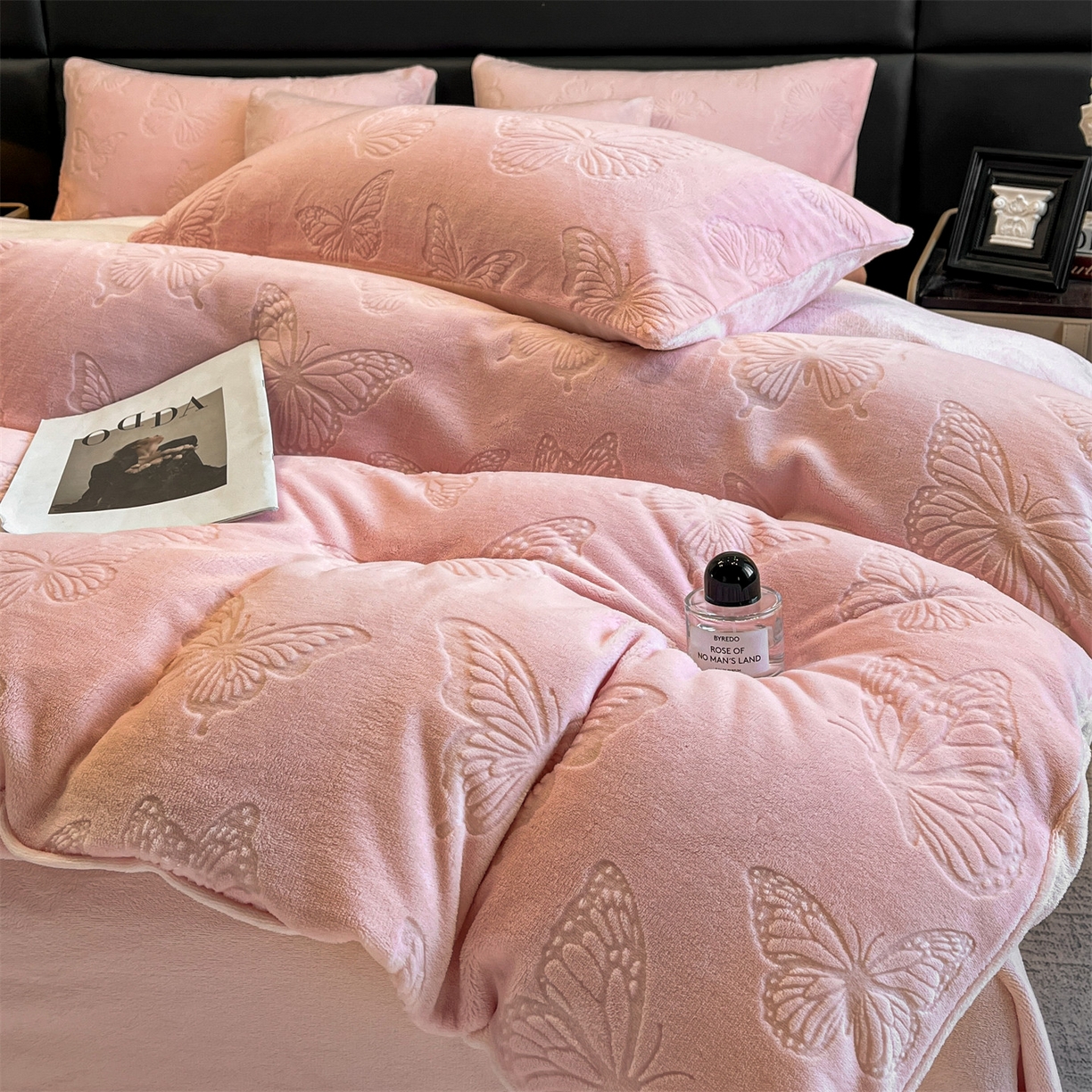 91家纺网 家纺一手货源 找家纺 星座家纺 2025新款牛奶绒雕花四件套 蝴蝶翩翩-粉