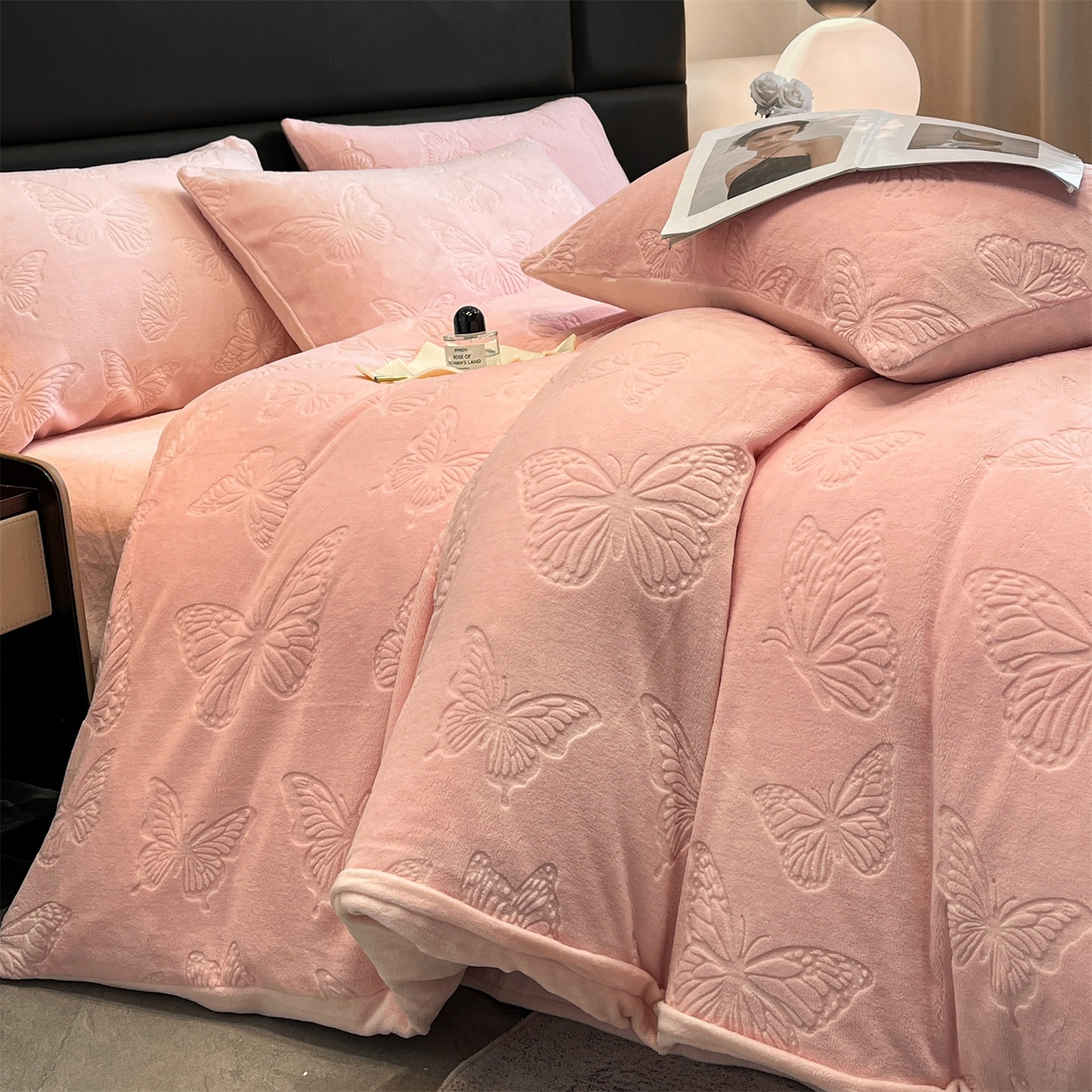 91家纺网 家纺一手货源 找家纺 星座家纺 2025新款牛奶绒雕花四件套 蝴蝶翩翩-粉