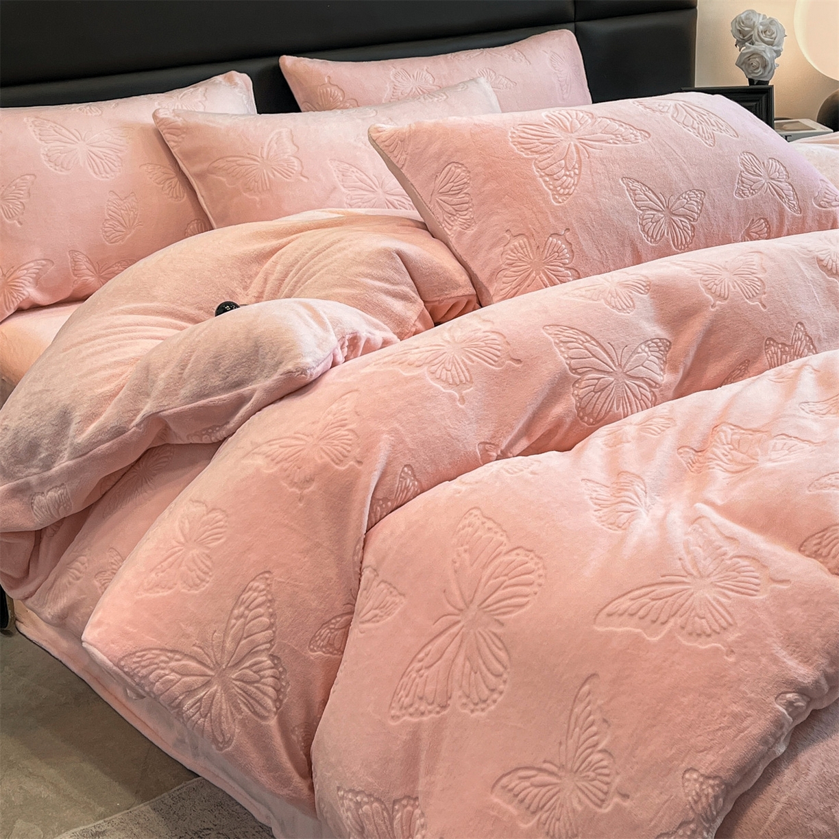 91家纺网 家纺一手货源 找家纺 星座家纺 2025新款牛奶绒雕花四件套 蝴蝶翩翩-粉