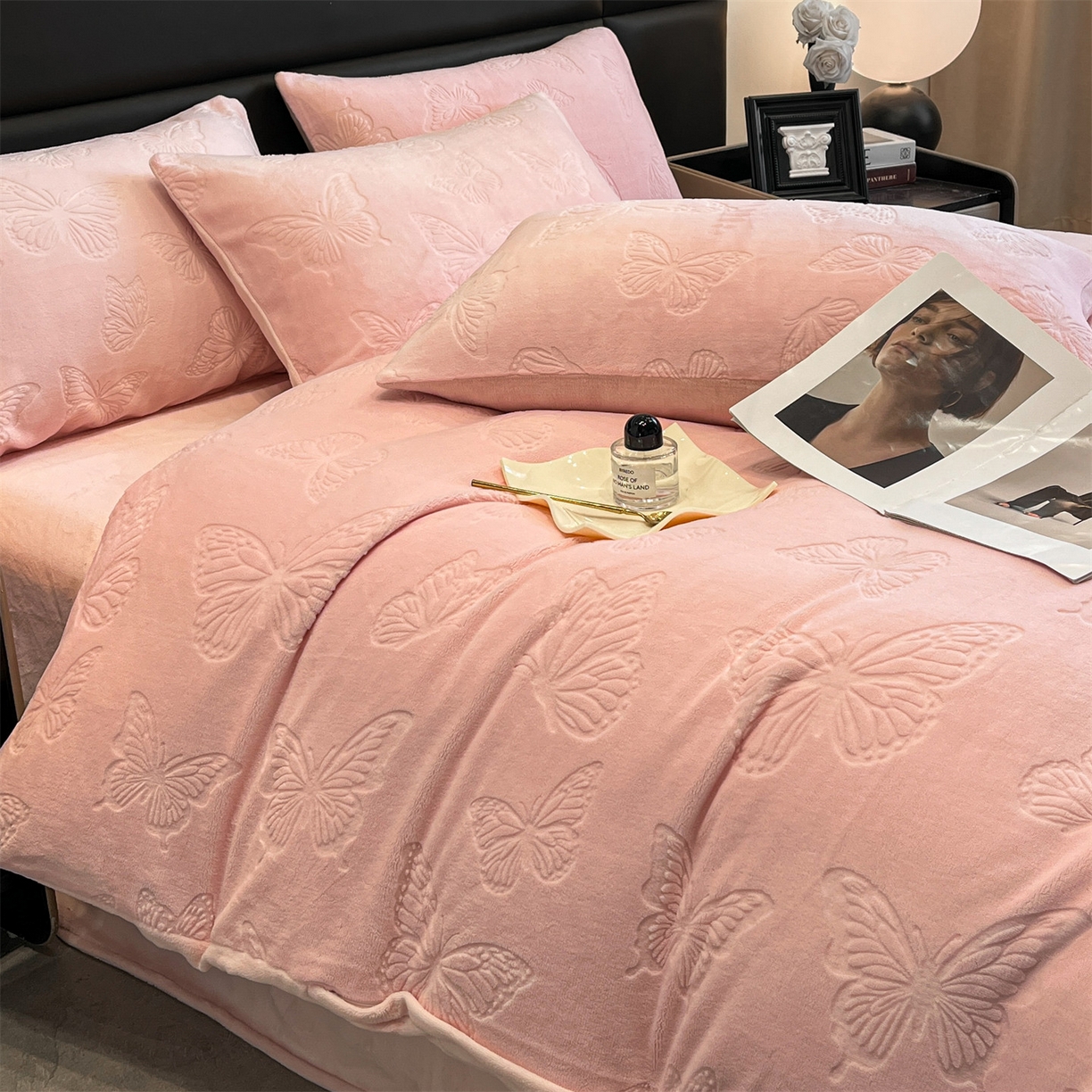 91家纺网 家纺一手货源 找家纺 星座家纺 2025新款牛奶绒雕花四件套 蝴蝶翩翩-粉