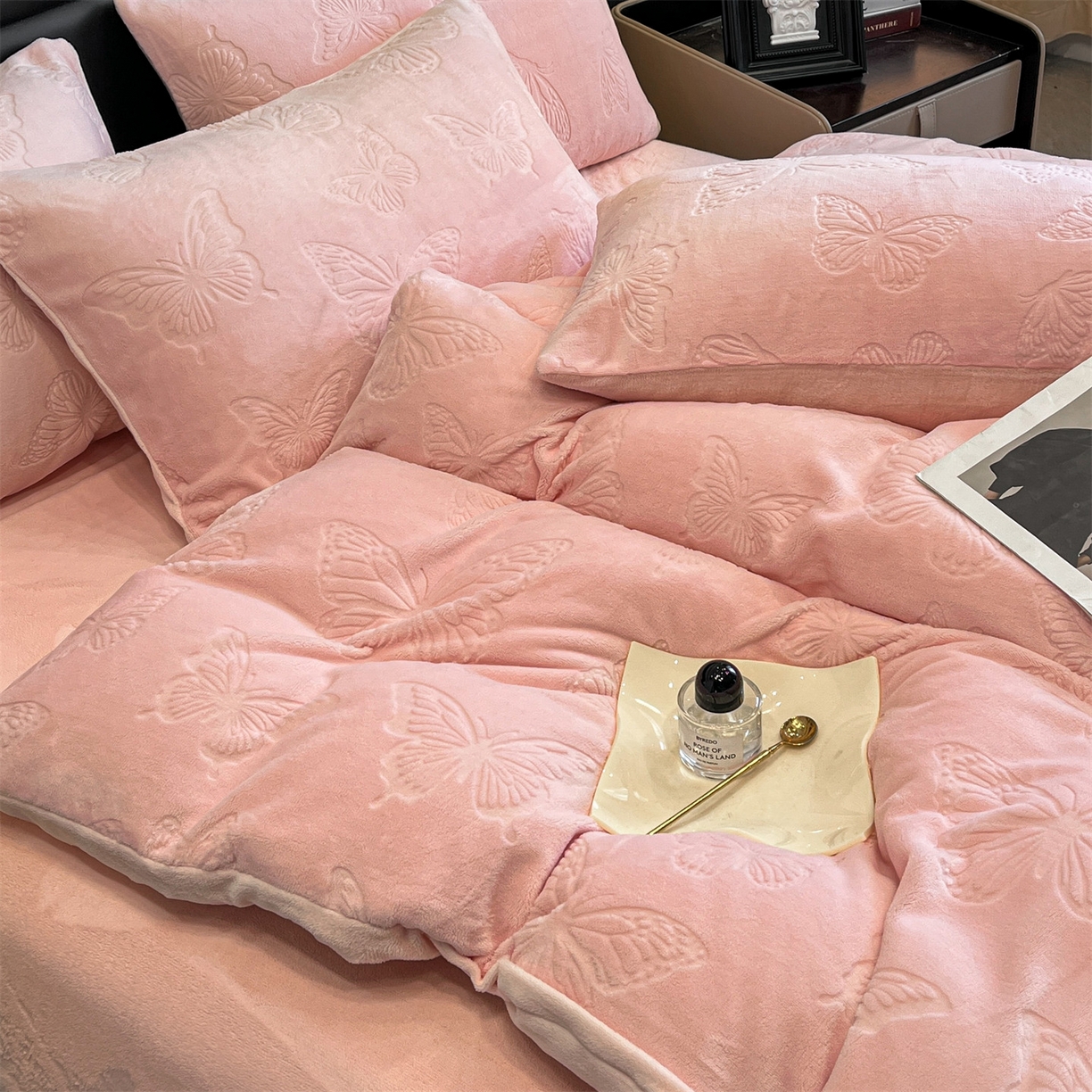 91家纺网 家纺一手货源 找家纺 星座家纺 2025新款牛奶绒雕花四件套 蝴蝶翩翩-粉