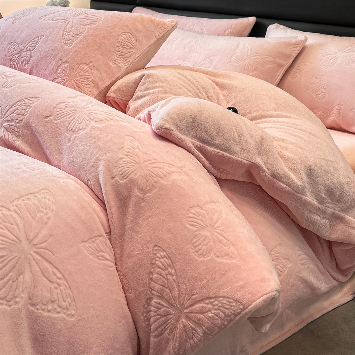 91家纺网 家纺一手货源 找家纺 星座家纺 2025新款牛奶绒雕花四件套 蝴蝶翩翩-粉