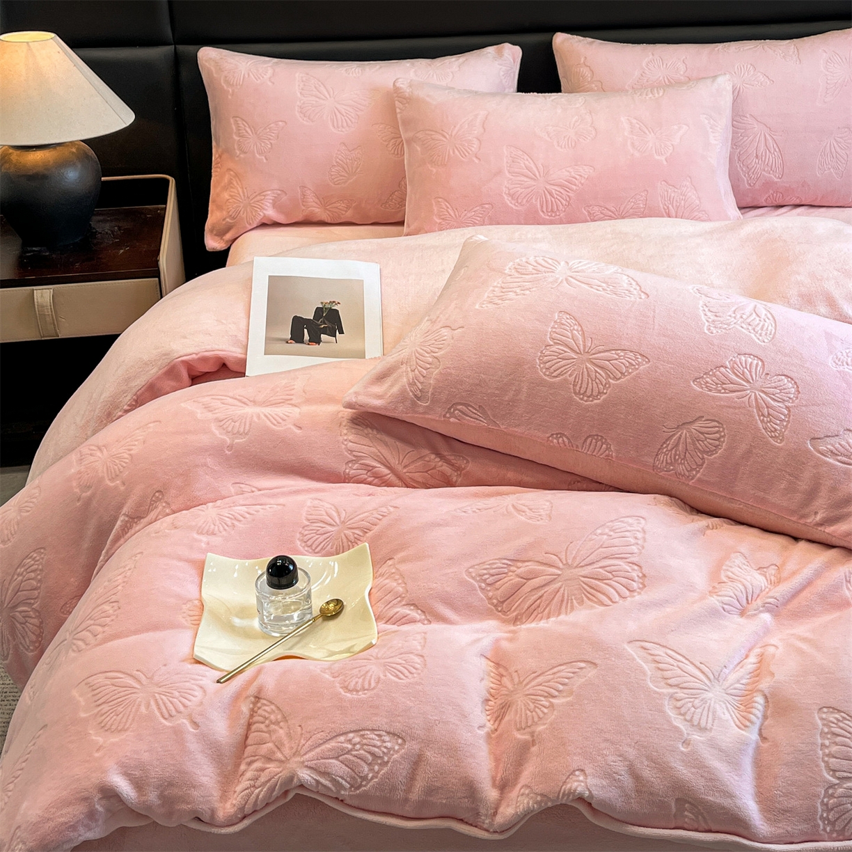 91家纺网 家纺一手货源 找家纺 星座家纺 2025新款牛奶绒雕花四件套 蝴蝶翩翩-粉