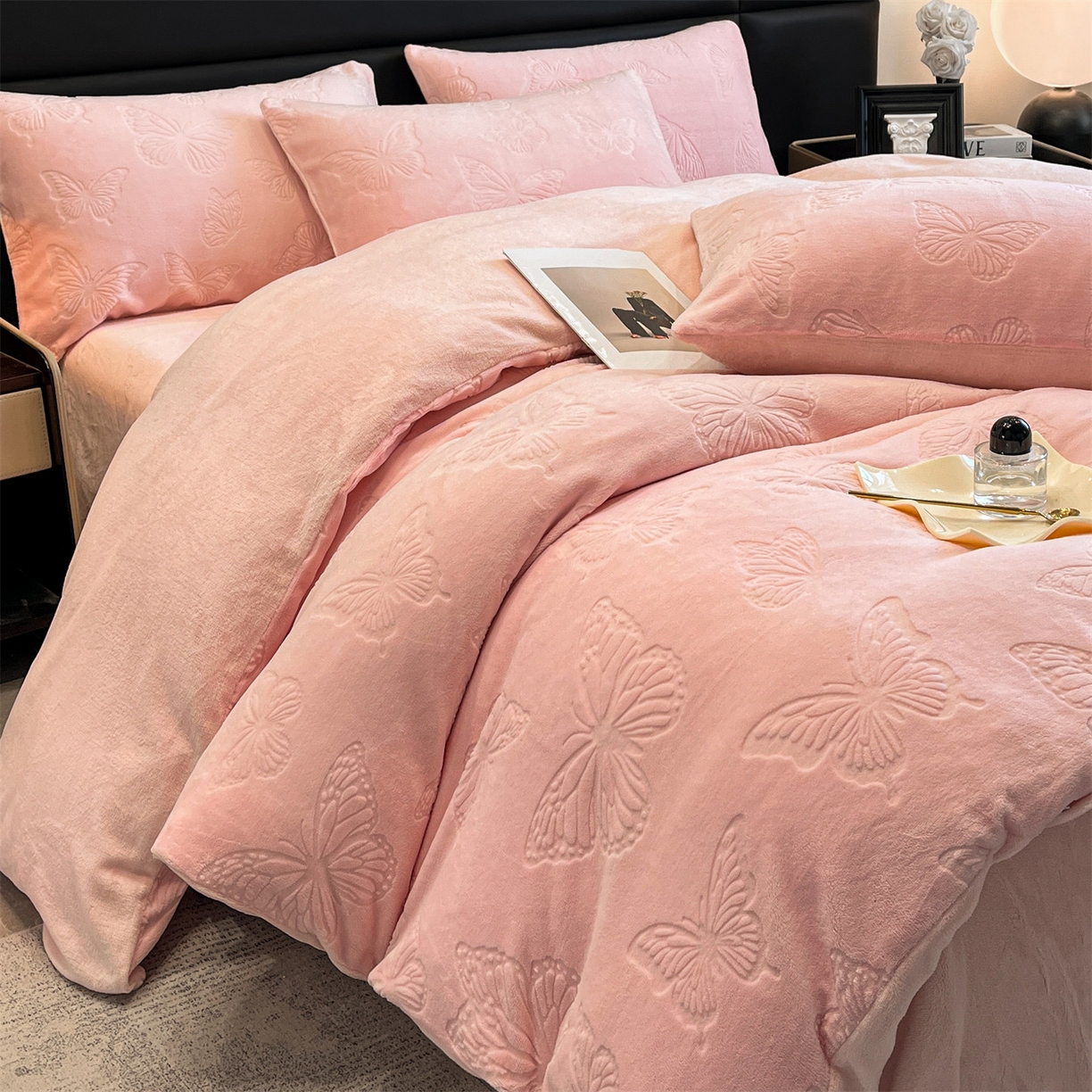 91家纺网 家纺一手货源 找家纺 星座家纺 2025新款牛奶绒雕花四件套 蝴蝶翩翩-粉