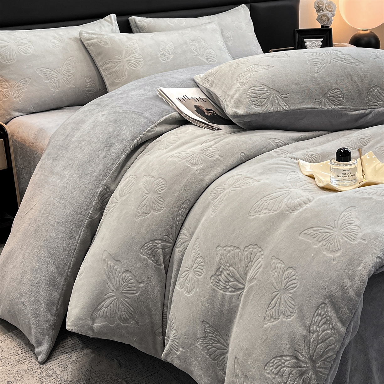 91家纺网 家纺一手货源 找家纺 星座家纺 2025新款牛奶绒雕花四件套 蝴蝶翩翩-灰