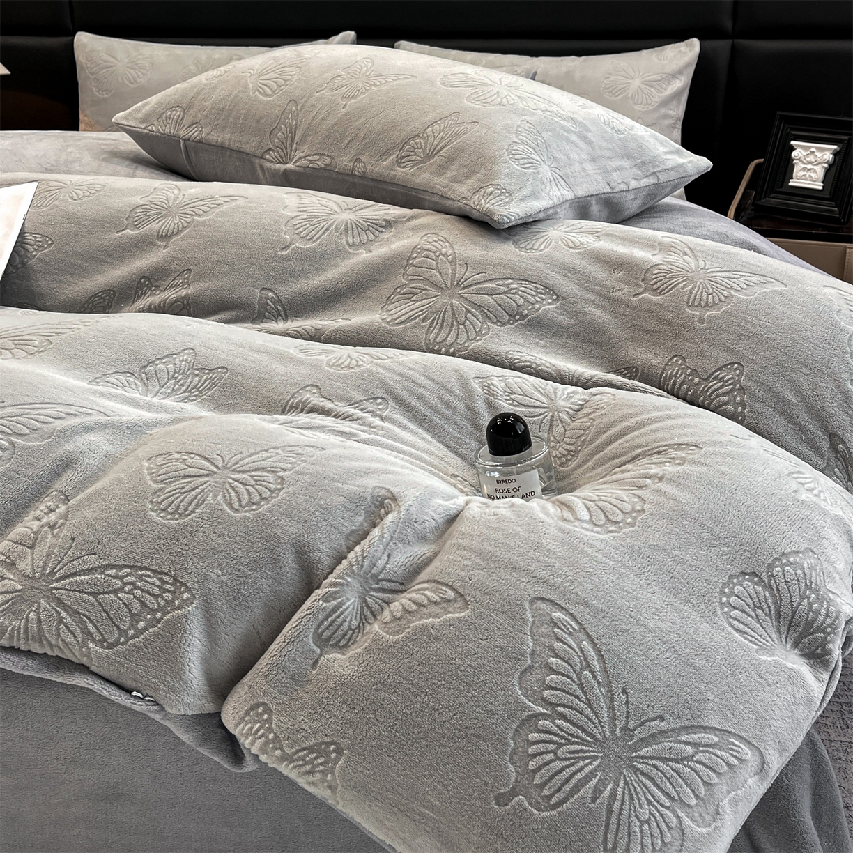 91家纺网 家纺一手货源 找家纺 星座家纺 2025新款牛奶绒雕花四件套 蝴蝶翩翩-灰