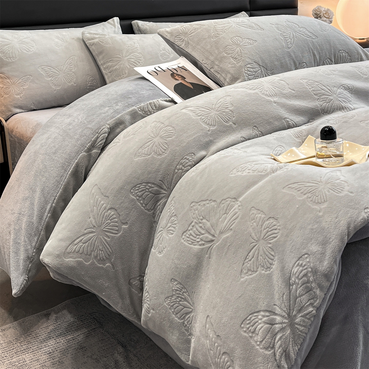 91家纺网 家纺一手货源 找家纺 星座家纺 2025新款牛奶绒雕花四件套 蝴蝶翩翩-灰