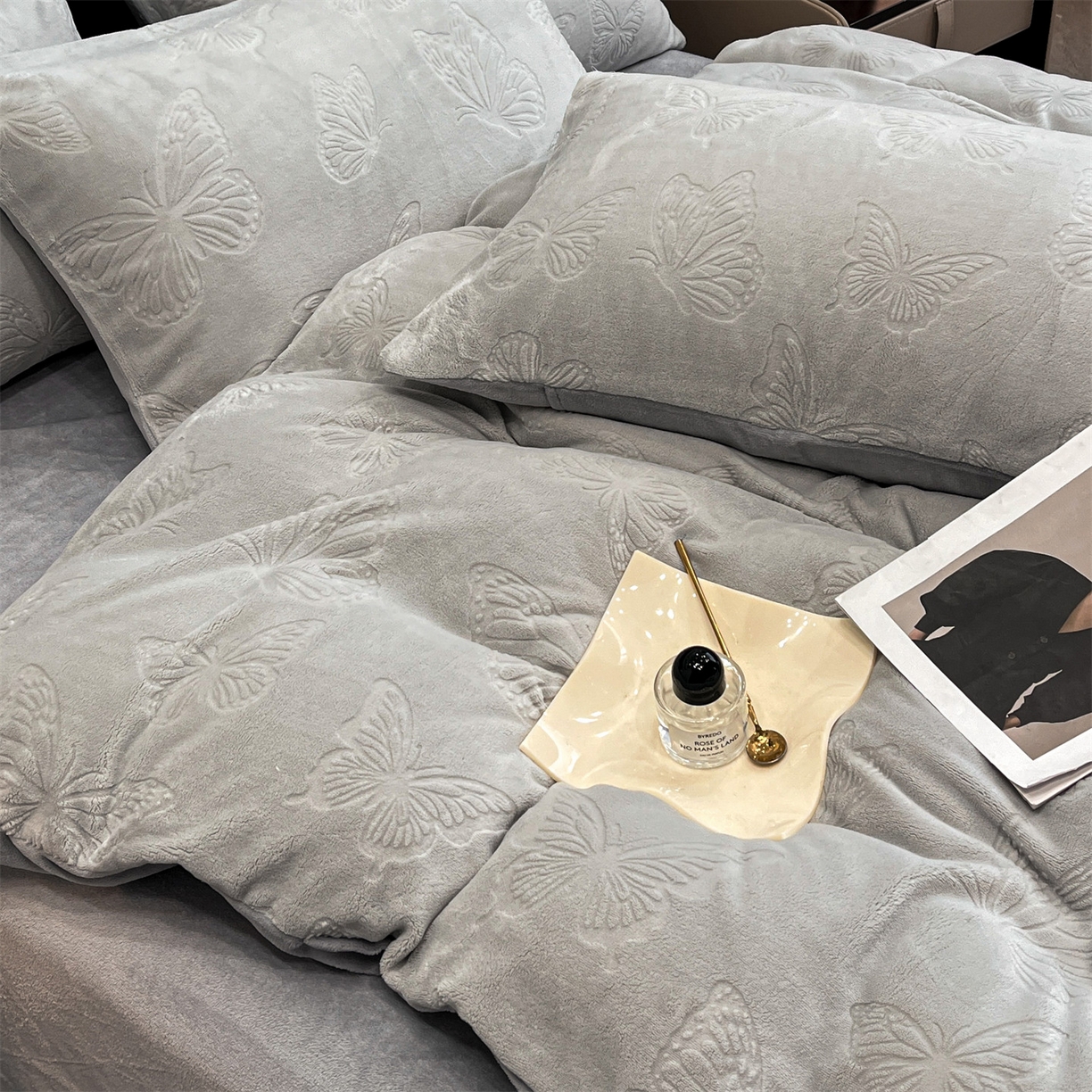 91家纺网 家纺一手货源 找家纺 星座家纺 2025新款牛奶绒雕花四件套 蝴蝶翩翩-灰