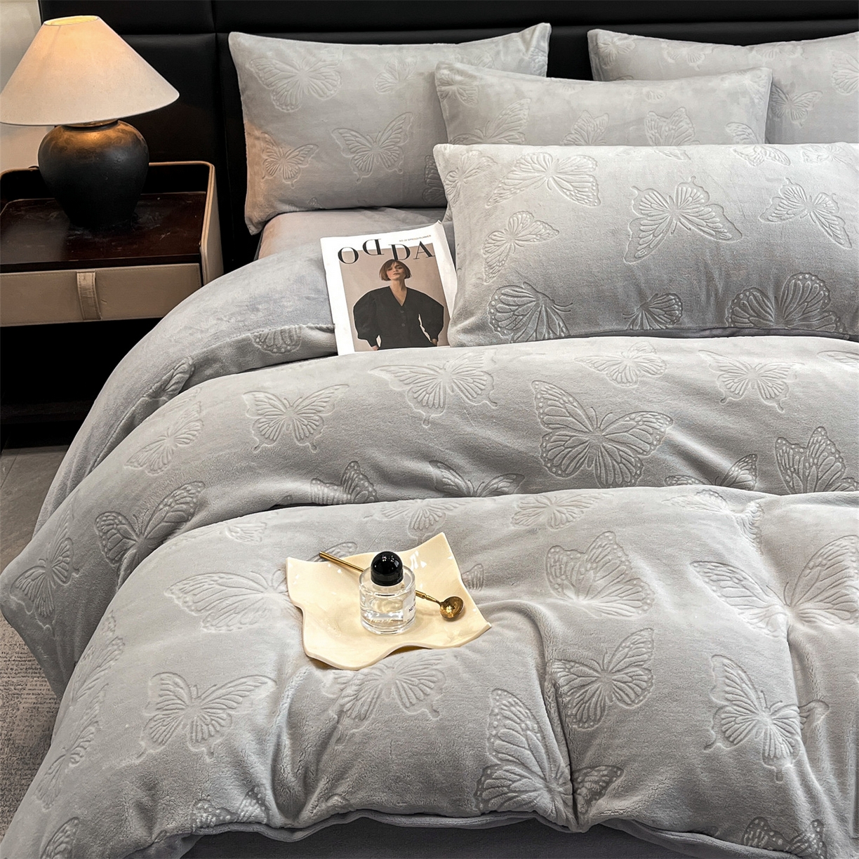 91家纺网 家纺一手货源 找家纺 星座家纺 2025新款牛奶绒雕花四件套 蝴蝶翩翩-灰