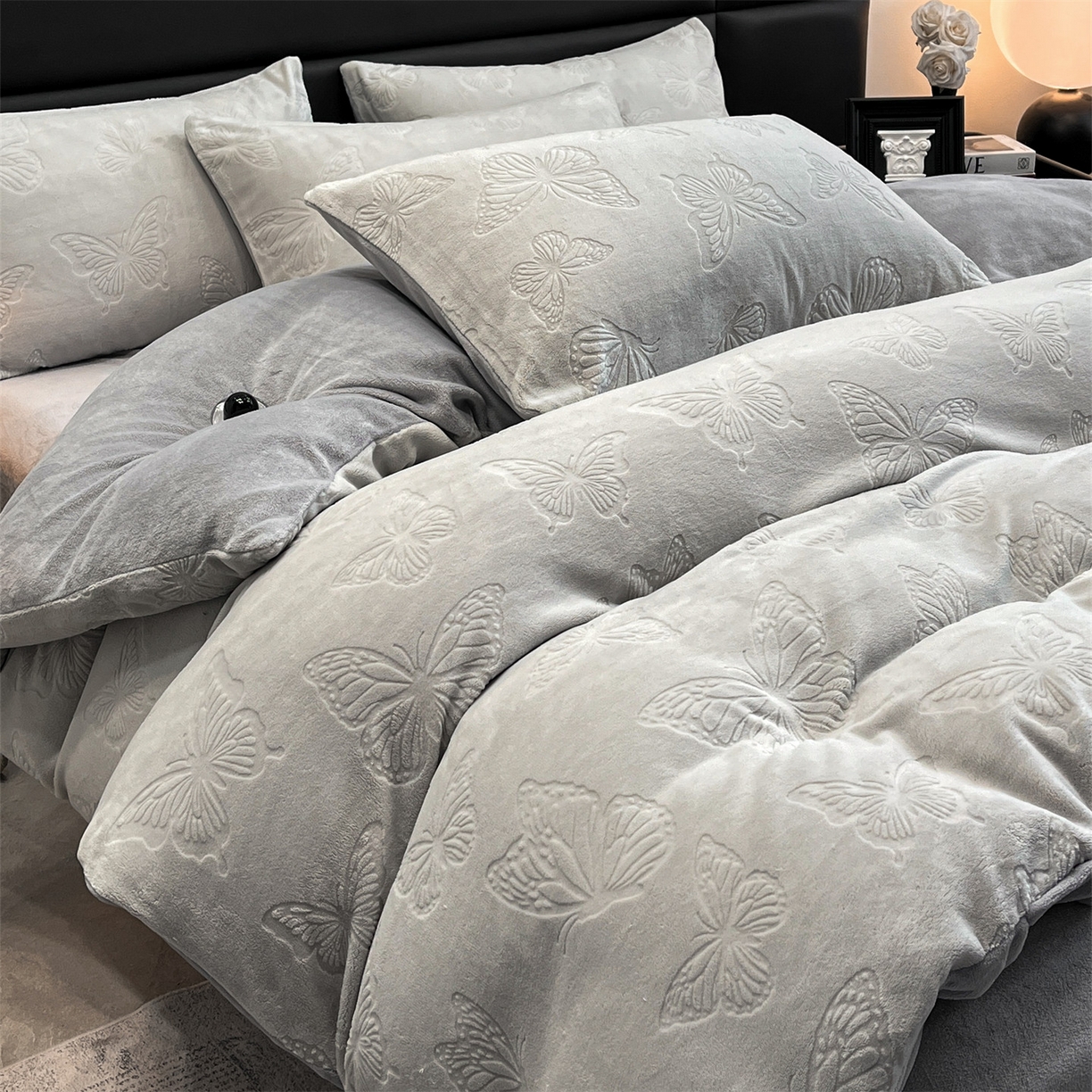 91家纺网 家纺一手货源 找家纺 星座家纺 2025新款牛奶绒雕花四件套 蝴蝶翩翩-灰