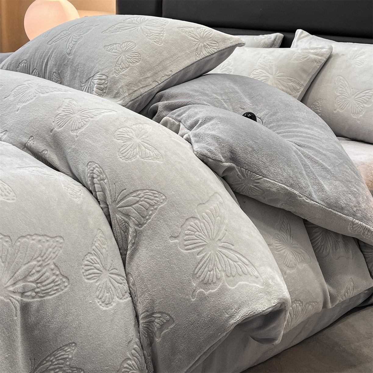 91家纺网 家纺一手货源 找家纺 星座家纺 2025新款牛奶绒雕花四件套 蝴蝶翩翩-灰