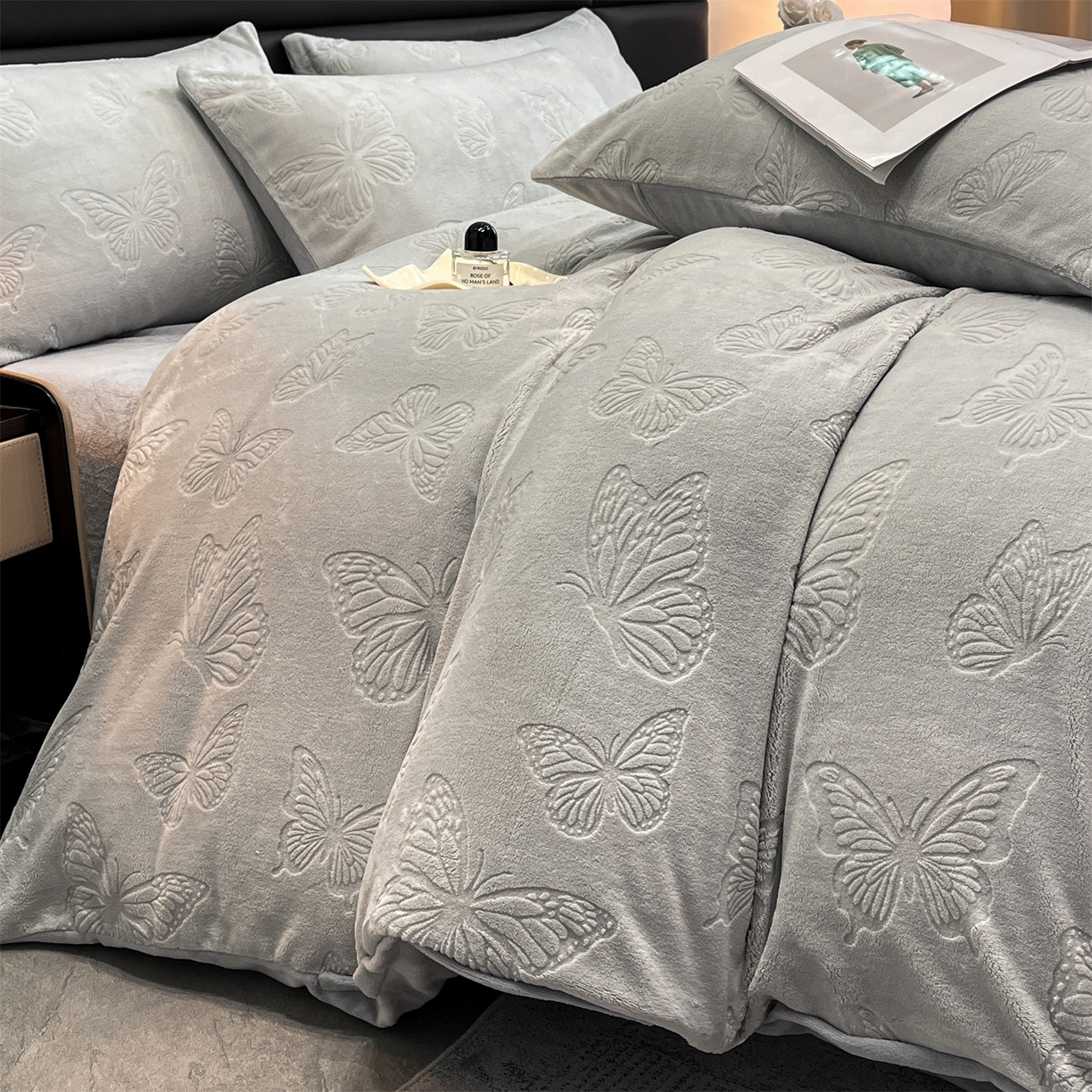 91家纺网 家纺一手货源 找家纺 星座家纺 2025新款牛奶绒雕花四件套 蝴蝶翩翩-灰