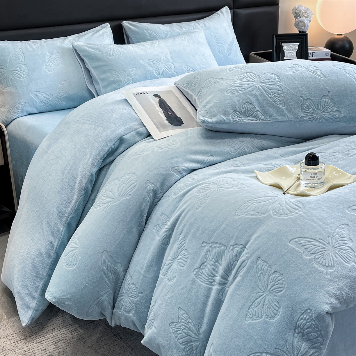 91家纺网 家纺一手货源 找家纺 星座家纺 2025新款牛奶绒雕花四件套 蝴蝶翩翩-蓝