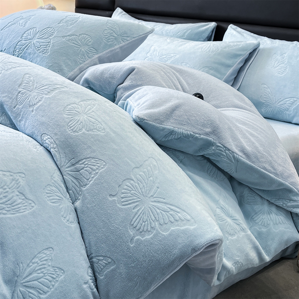 91家纺网 家纺一手货源 找家纺 星座家纺 2025新款牛奶绒雕花四件套 蝴蝶翩翩-蓝