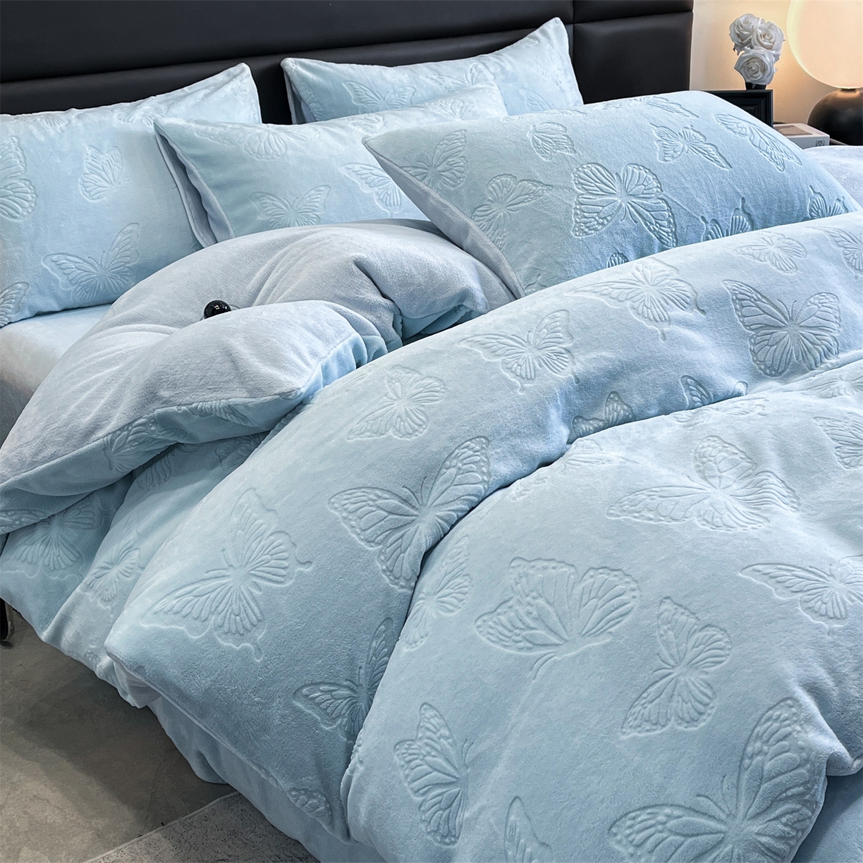 91家纺网 家纺一手货源 找家纺 星座家纺 2025新款牛奶绒雕花四件套 蝴蝶翩翩-蓝