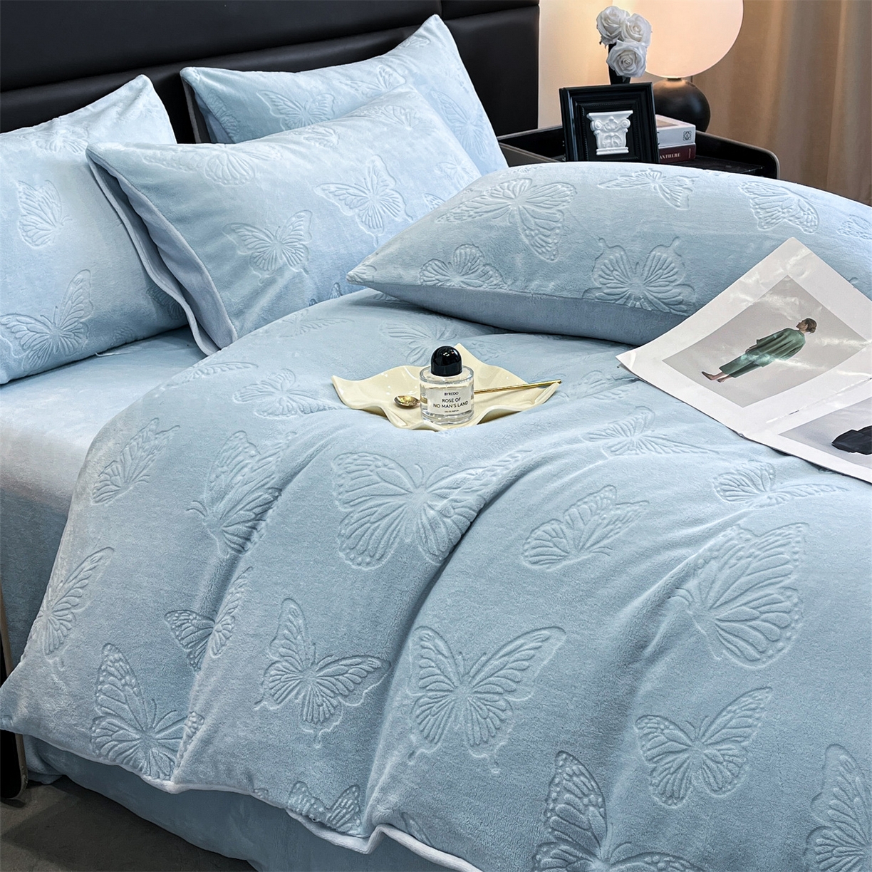 91家纺网 家纺一手货源 找家纺 星座家纺 2025新款牛奶绒雕花四件套 蝴蝶翩翩-蓝