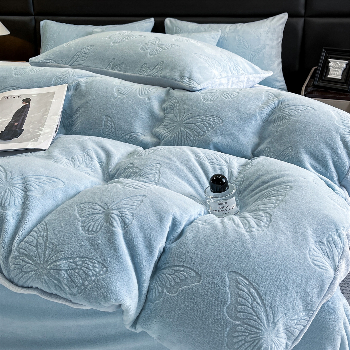 91家纺网 家纺一手货源 找家纺 星座家纺 2025新款牛奶绒雕花四件套 蝴蝶翩翩-蓝