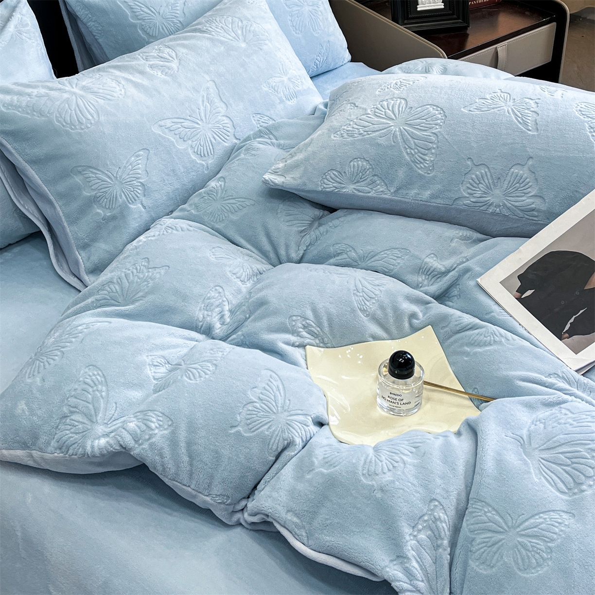 91家纺网 家纺一手货源 找家纺 星座家纺 2025新款牛奶绒雕花四件套 蝴蝶翩翩-蓝