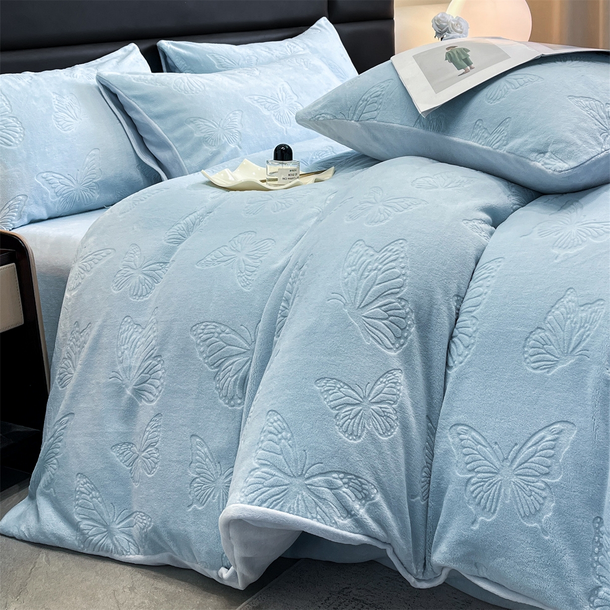 91家纺网 家纺一手货源 找家纺 星座家纺 2025新款牛奶绒雕花四件套 蝴蝶翩翩-蓝