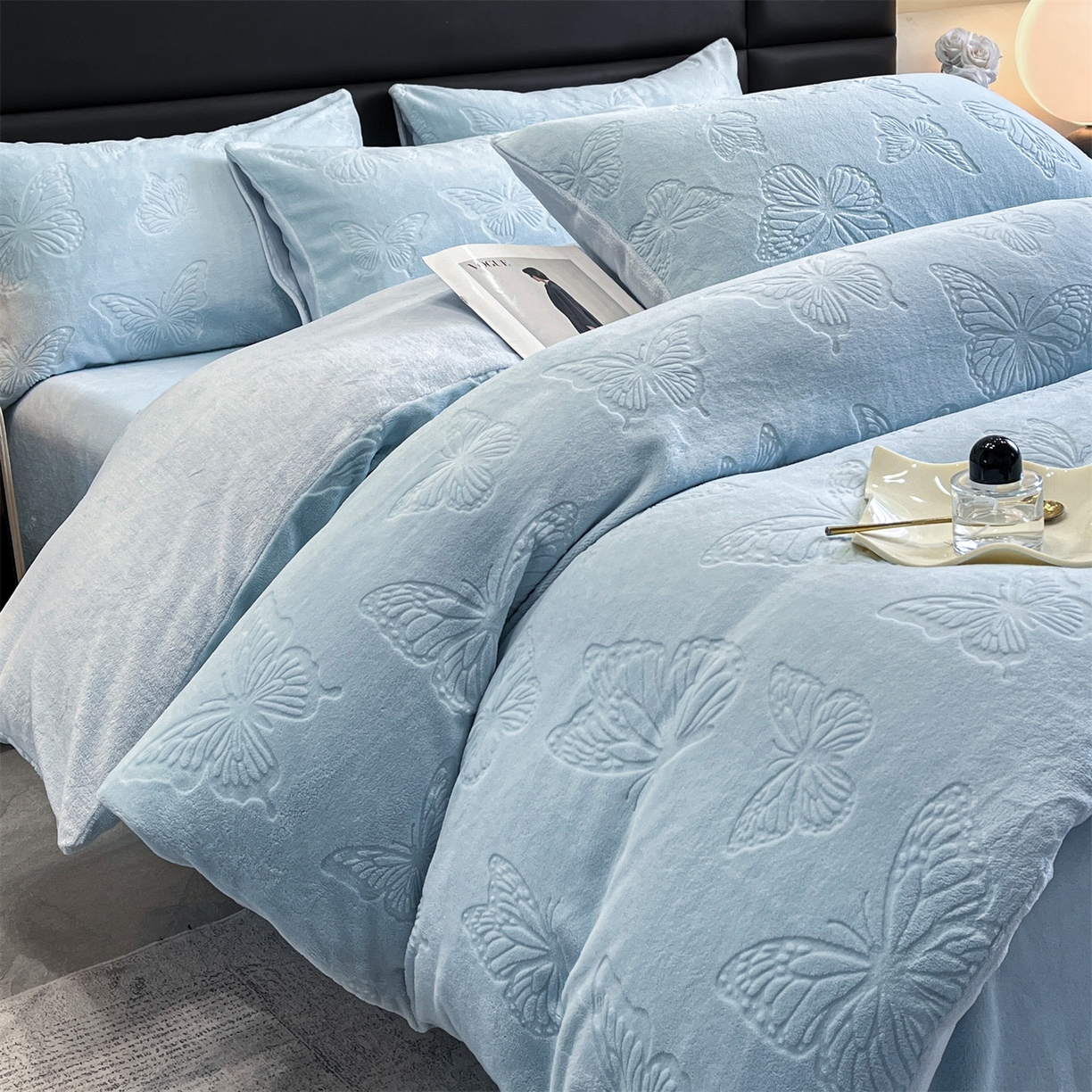 91家纺网 家纺一手货源 找家纺 星座家纺 2025新款牛奶绒雕花四件套 蝴蝶翩翩-蓝