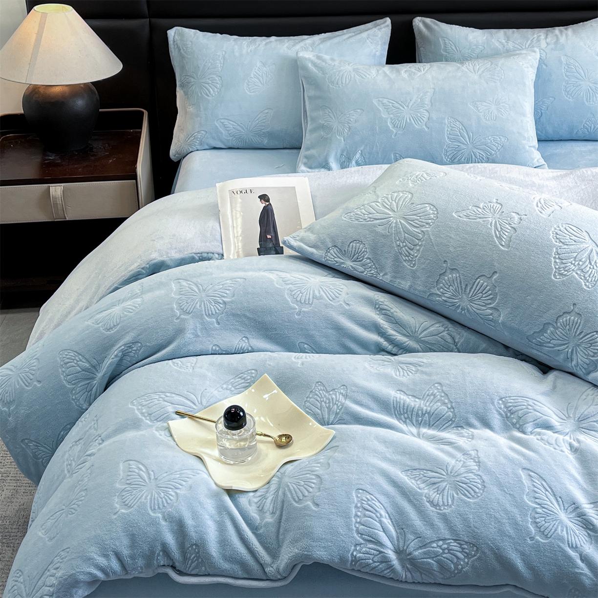 91家纺网 家纺一手货源 找家纺 星座家纺 2025新款牛奶绒雕花四件套 蝴蝶翩翩-蓝