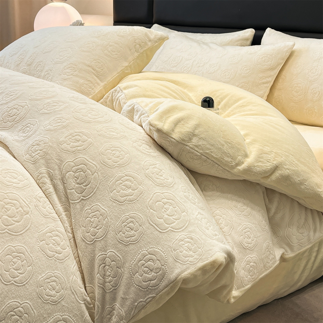 91家纺网 家纺一手货源 找家纺 星座家纺 2025新款牛奶绒雕花四件套 山茶花-白