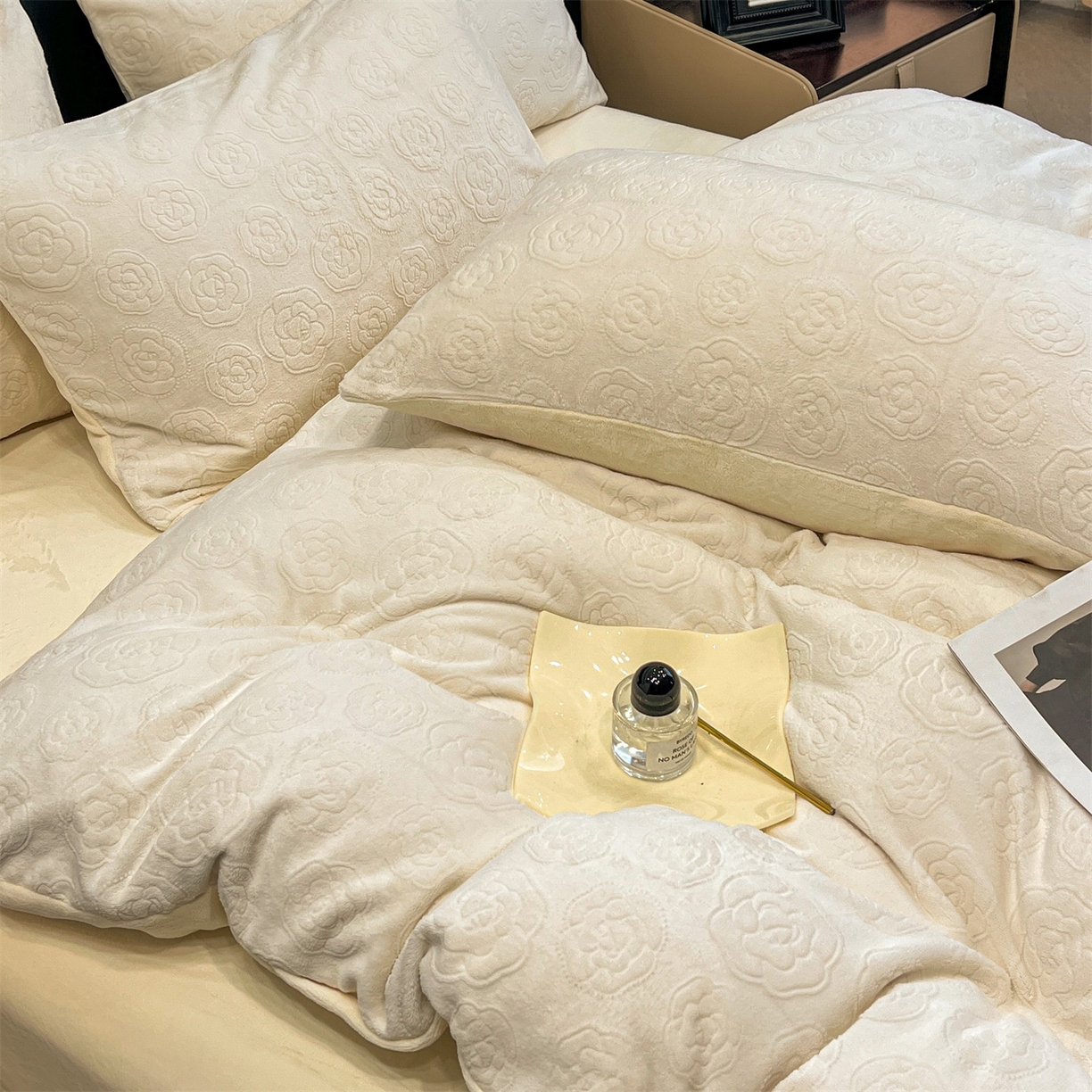 91家纺网 家纺一手货源 找家纺 星座家纺 2025新款牛奶绒雕花四件套 山茶花-白