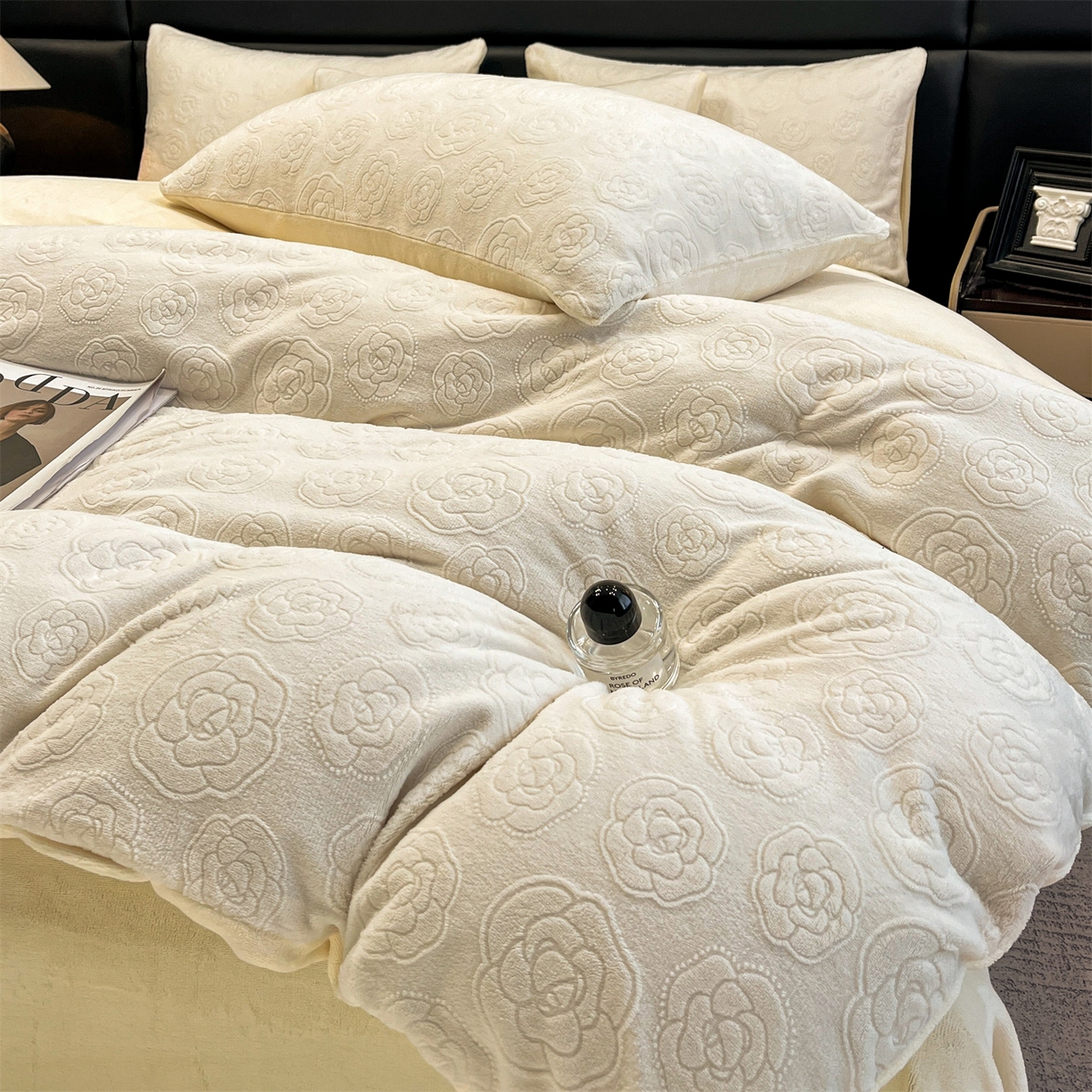 91家纺网 家纺一手货源 找家纺 星座家纺 2025新款牛奶绒雕花四件套 山茶花-白